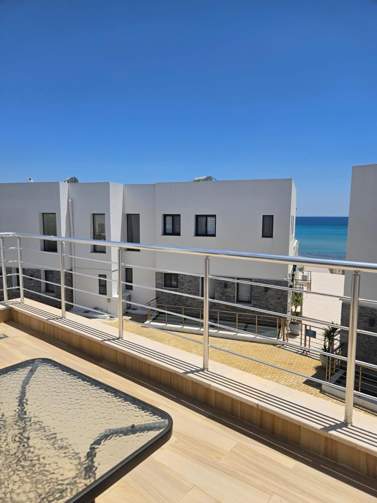 Spacious Beachfront Two-bedroom In Caesar Apartment *