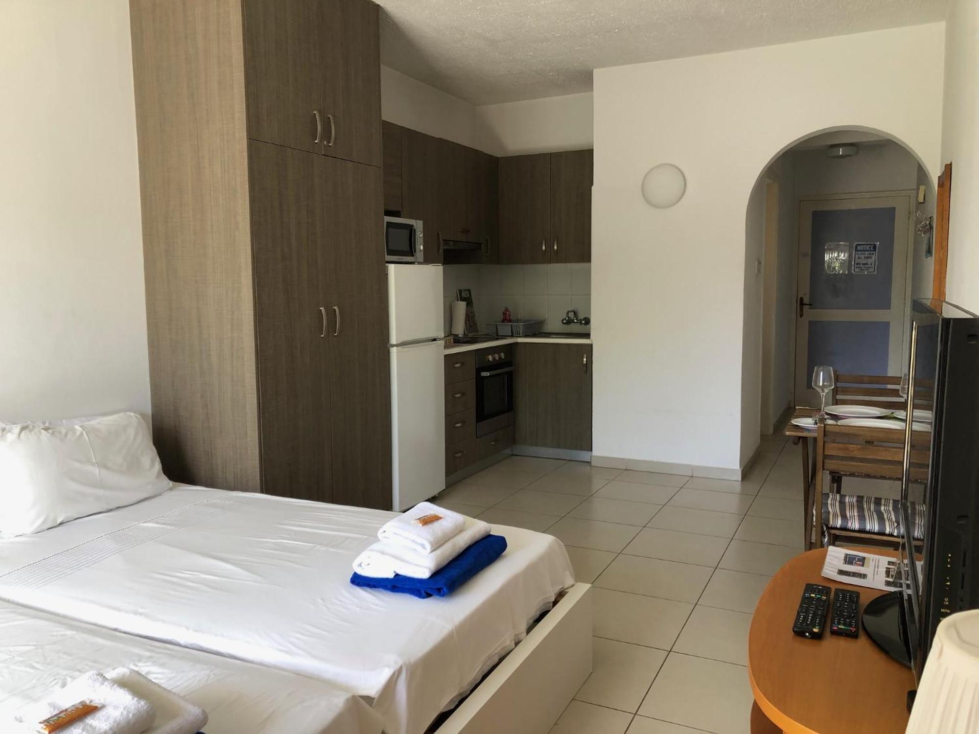 Paphos Gardens - 1Br Apt Near Pool, 5 Mins To Beach And Shops