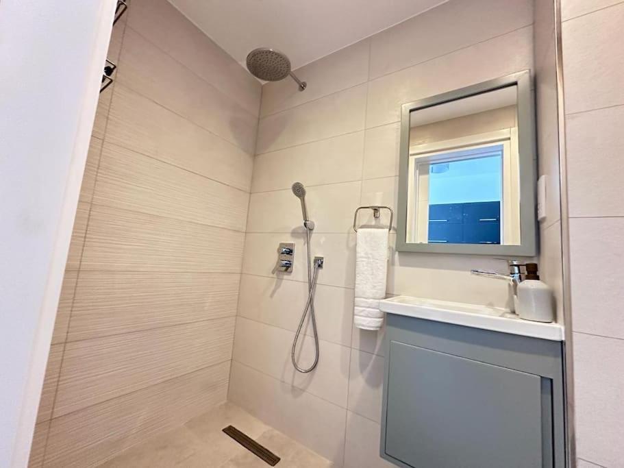 Sunny Seaside Retreat - Apartment, Bahceli