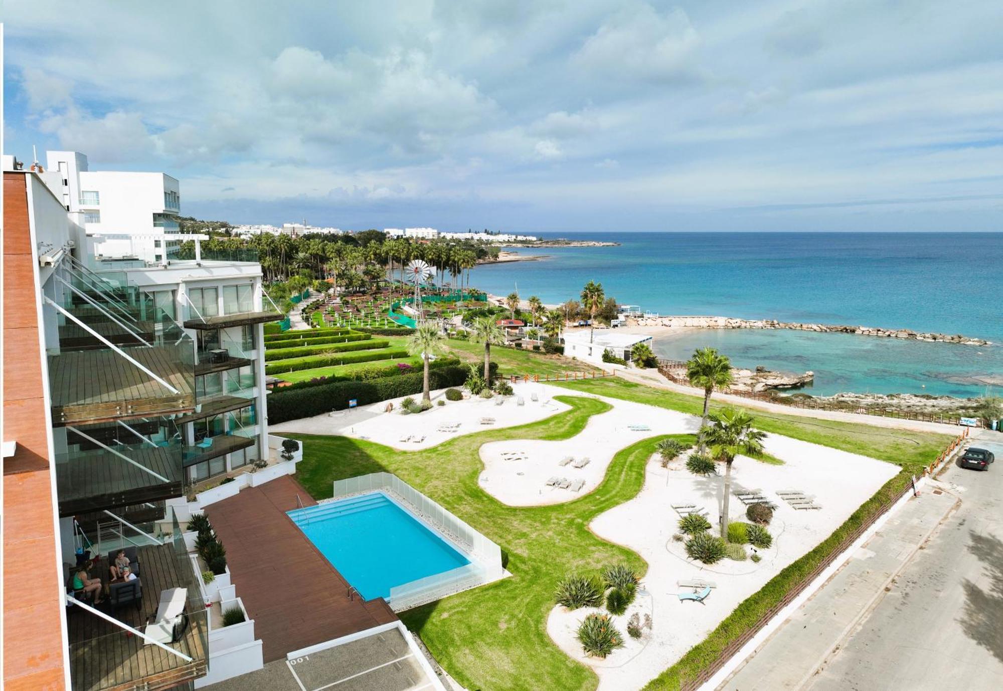 Josephine - Beachfront *