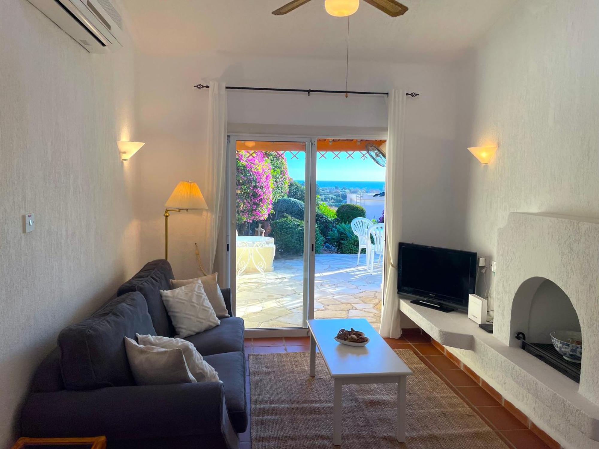 Villa Mediterranean Cottage, Sea View, Great Location *