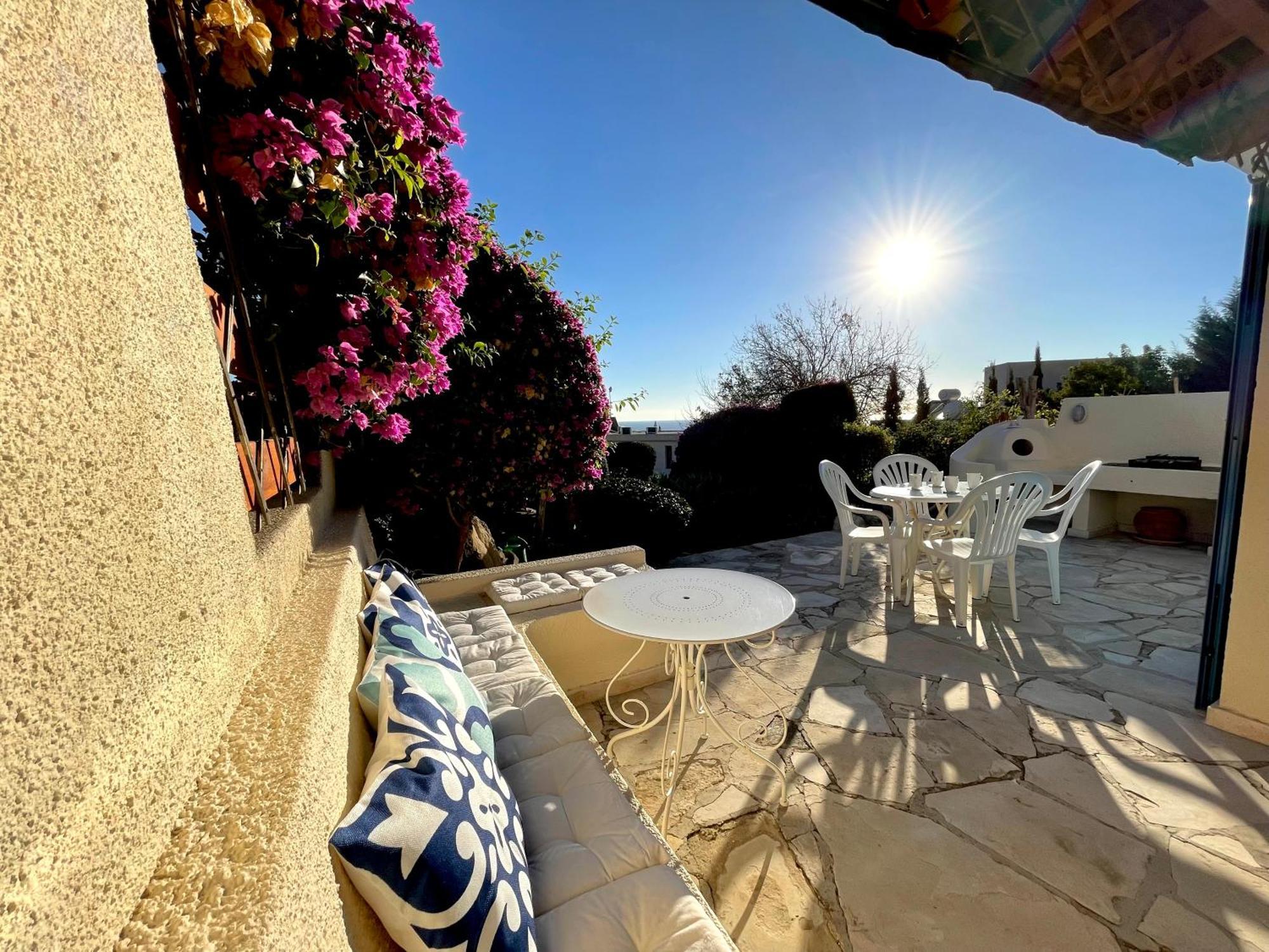 Villa Mediterranean Cottage, Sea View, Great Location