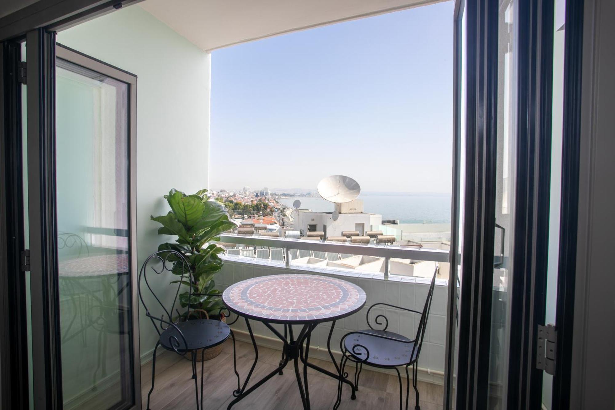 Palmove Luxurious Beachfront Apartment *