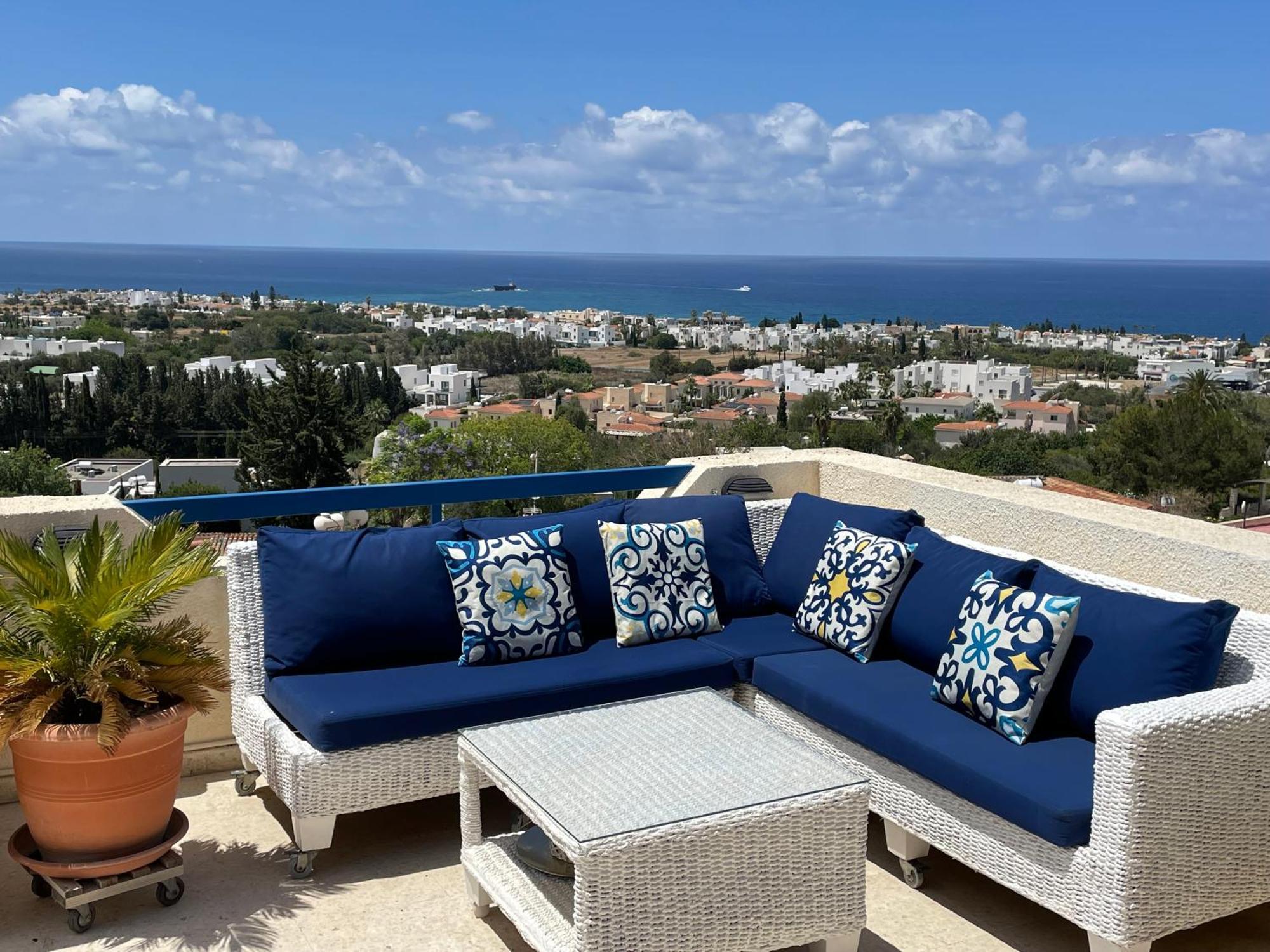 Sea View Penthouse-style Apartment Klorakas