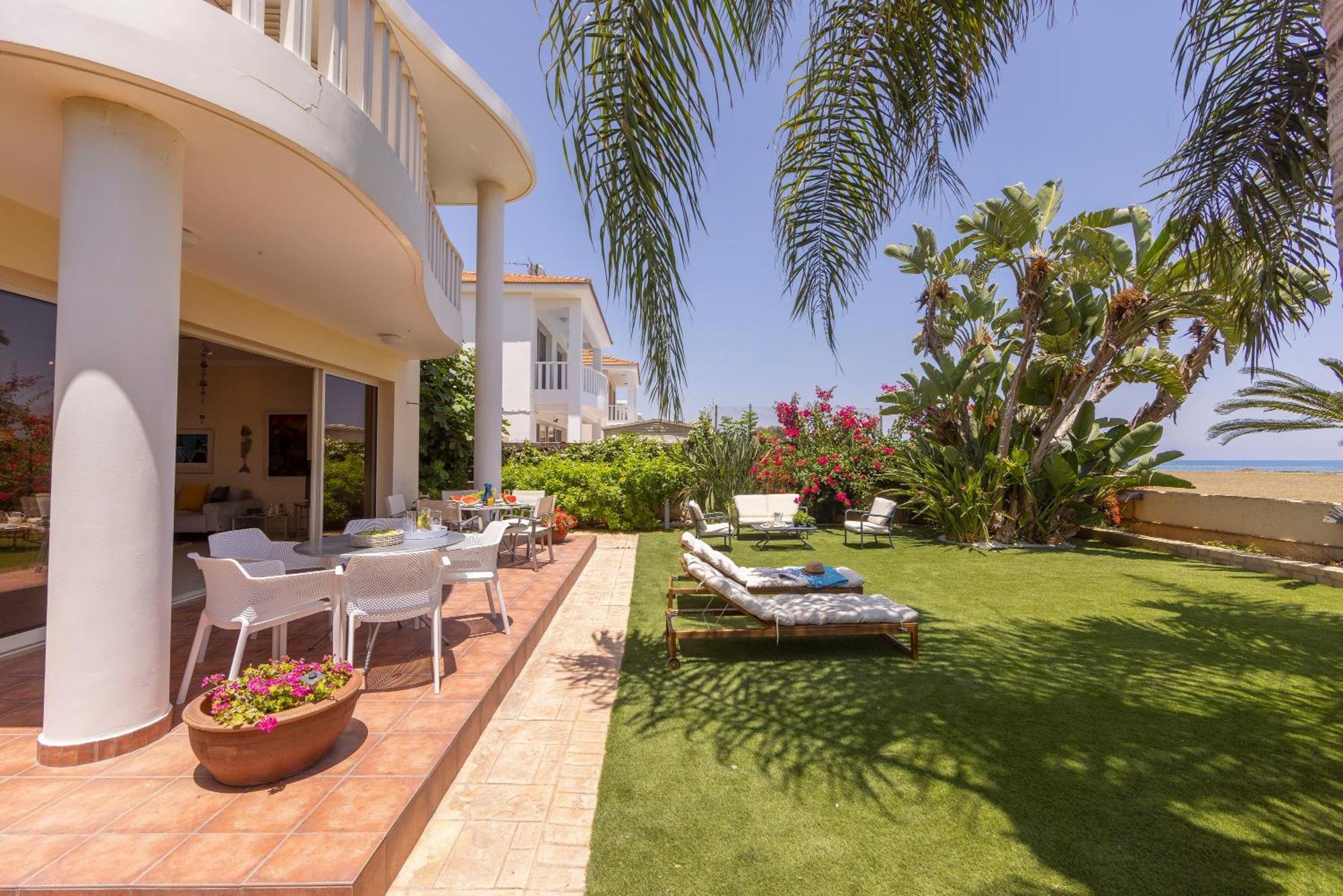 Villa Chelidonia Larnaca Seafront Meneou