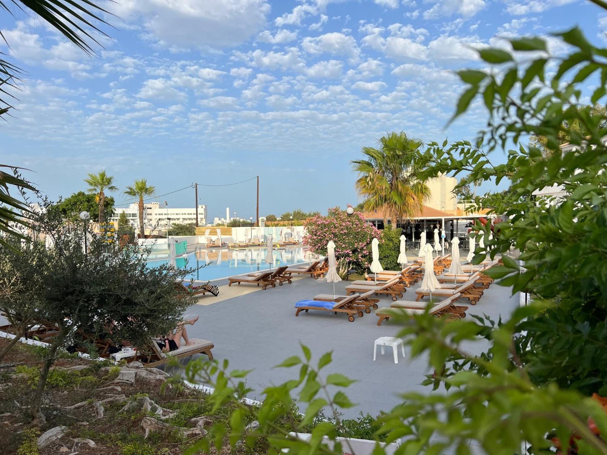 Adelais Bay Hotel