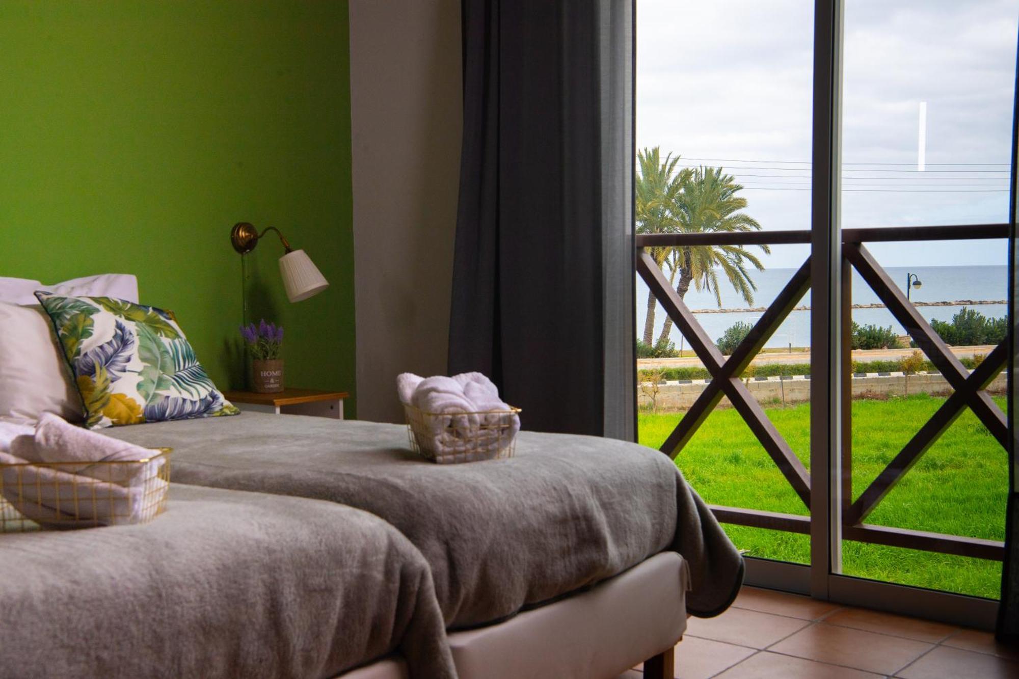 Path Beachfront Apartment *