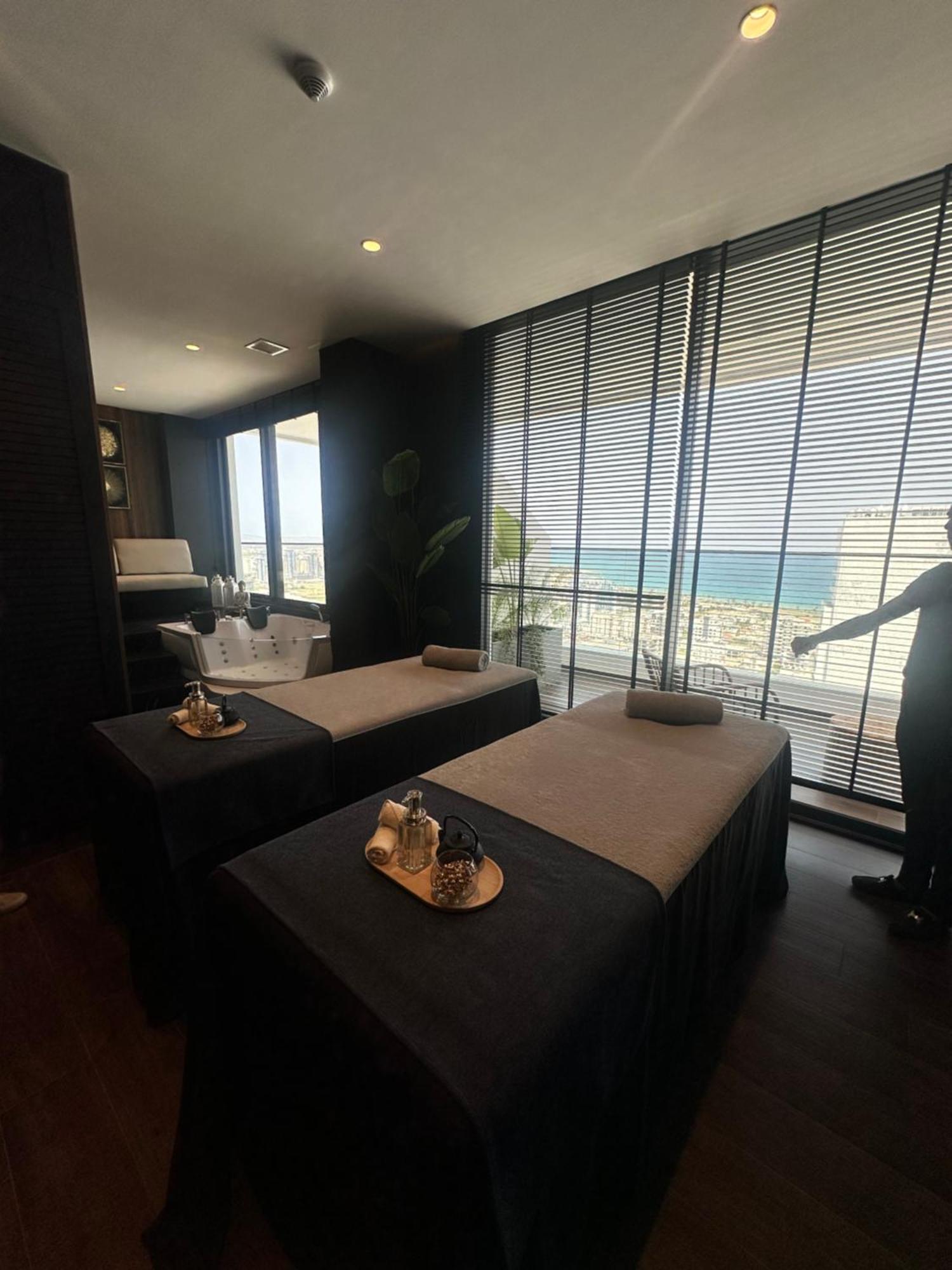 Grand Sapphire & Casino With Sea View