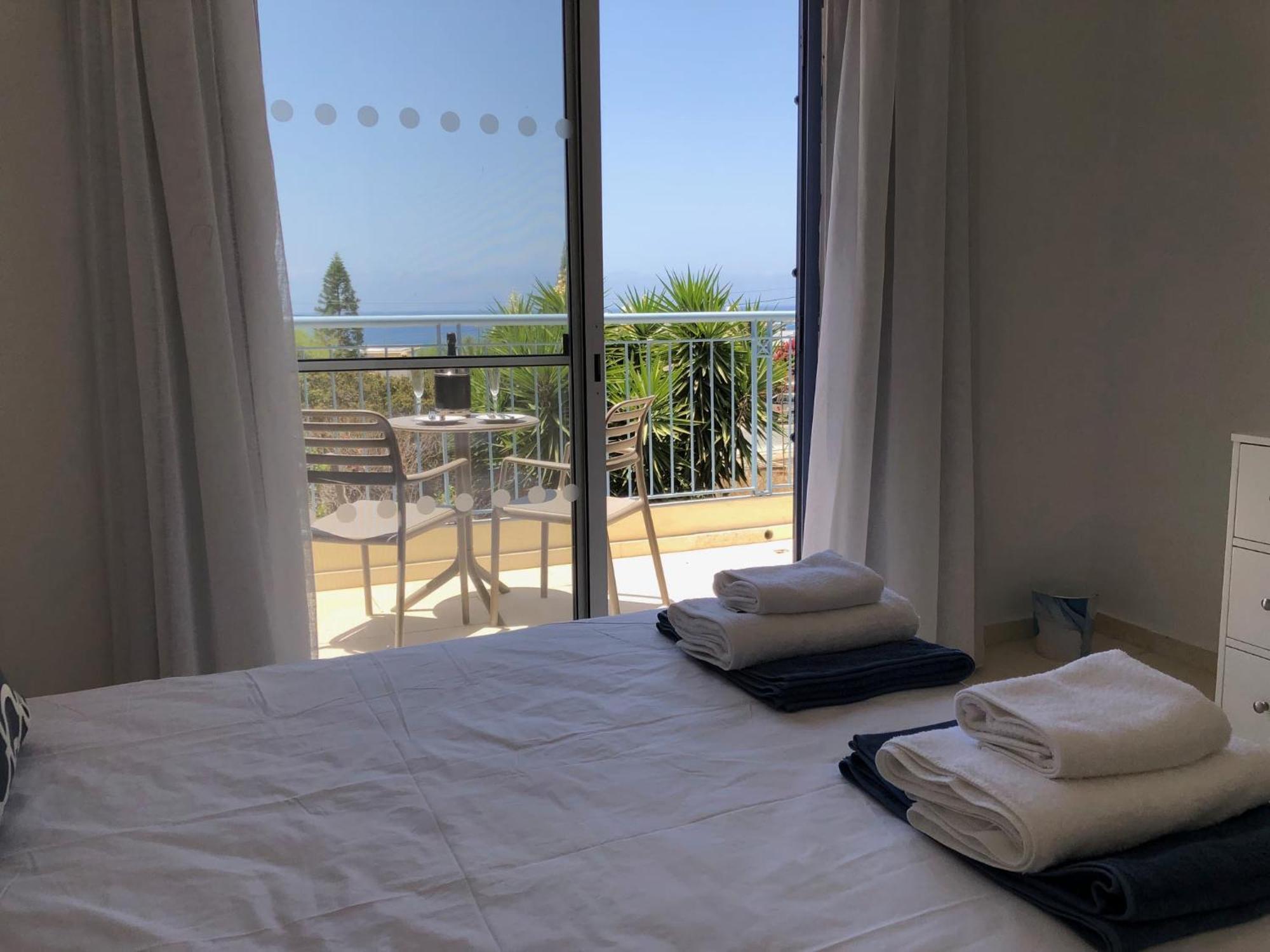 Regina Gardens - Modern 2 Bed Maisonette *