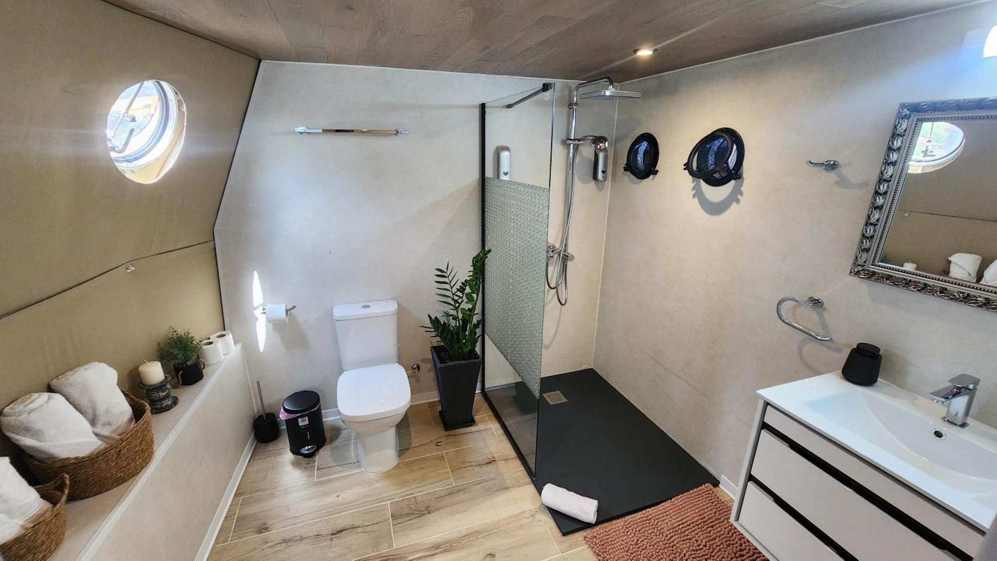 Glamping Boutique Luxe tent Agros