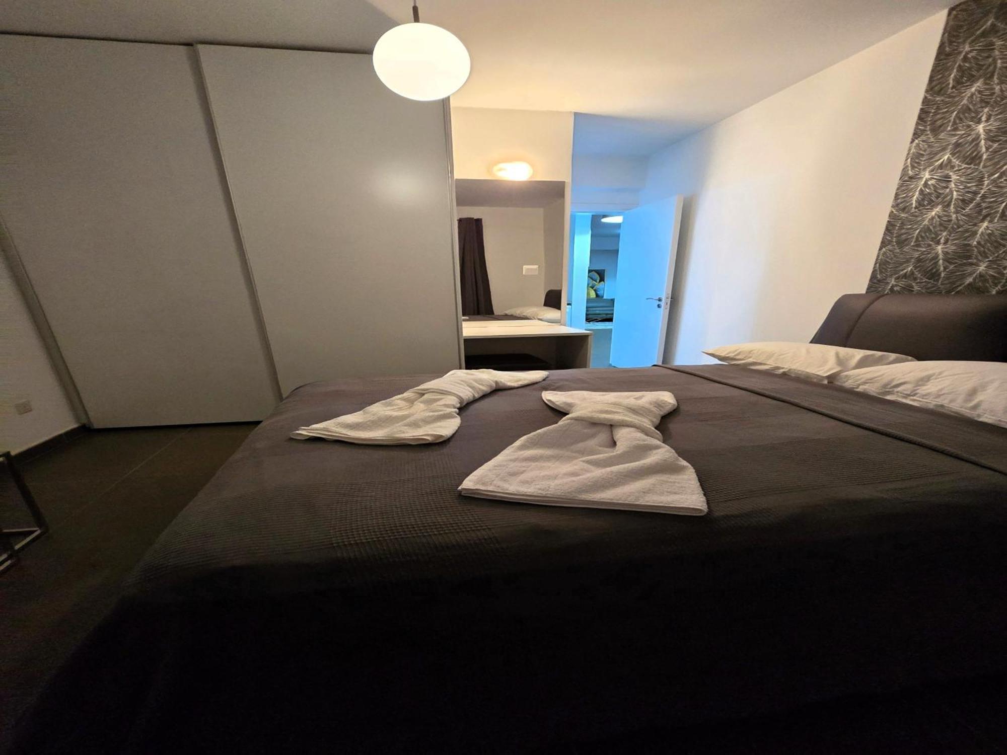 Golden Bay Deluxe Apartment
