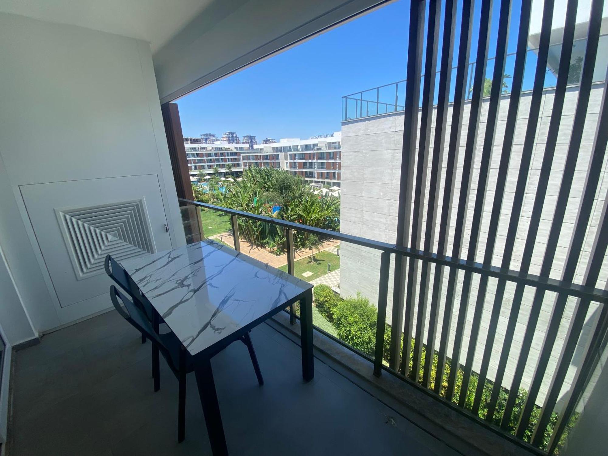 Apartment Courtyard Long *