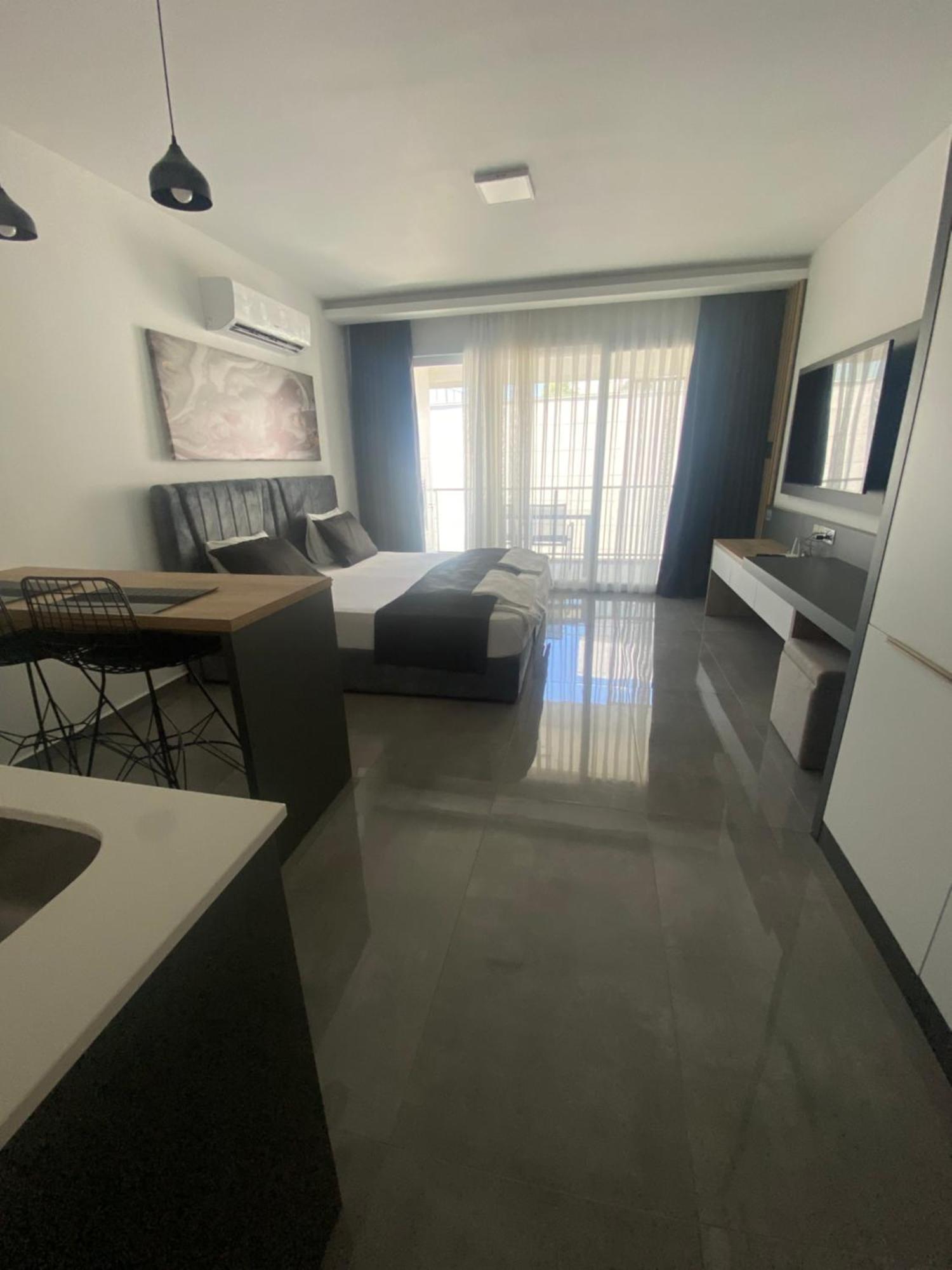 Courtyard Long Apartment *