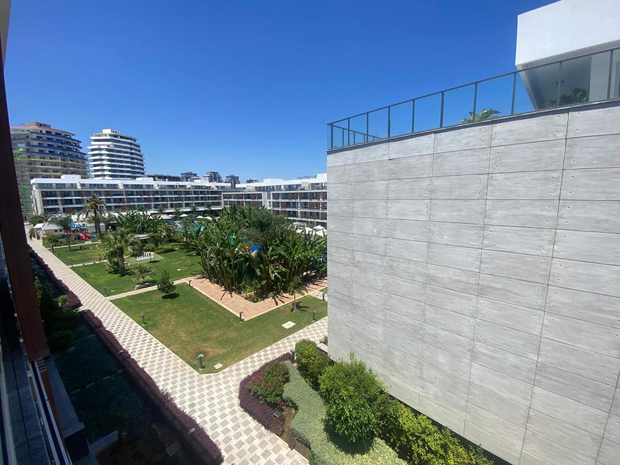 Courtyard Long *