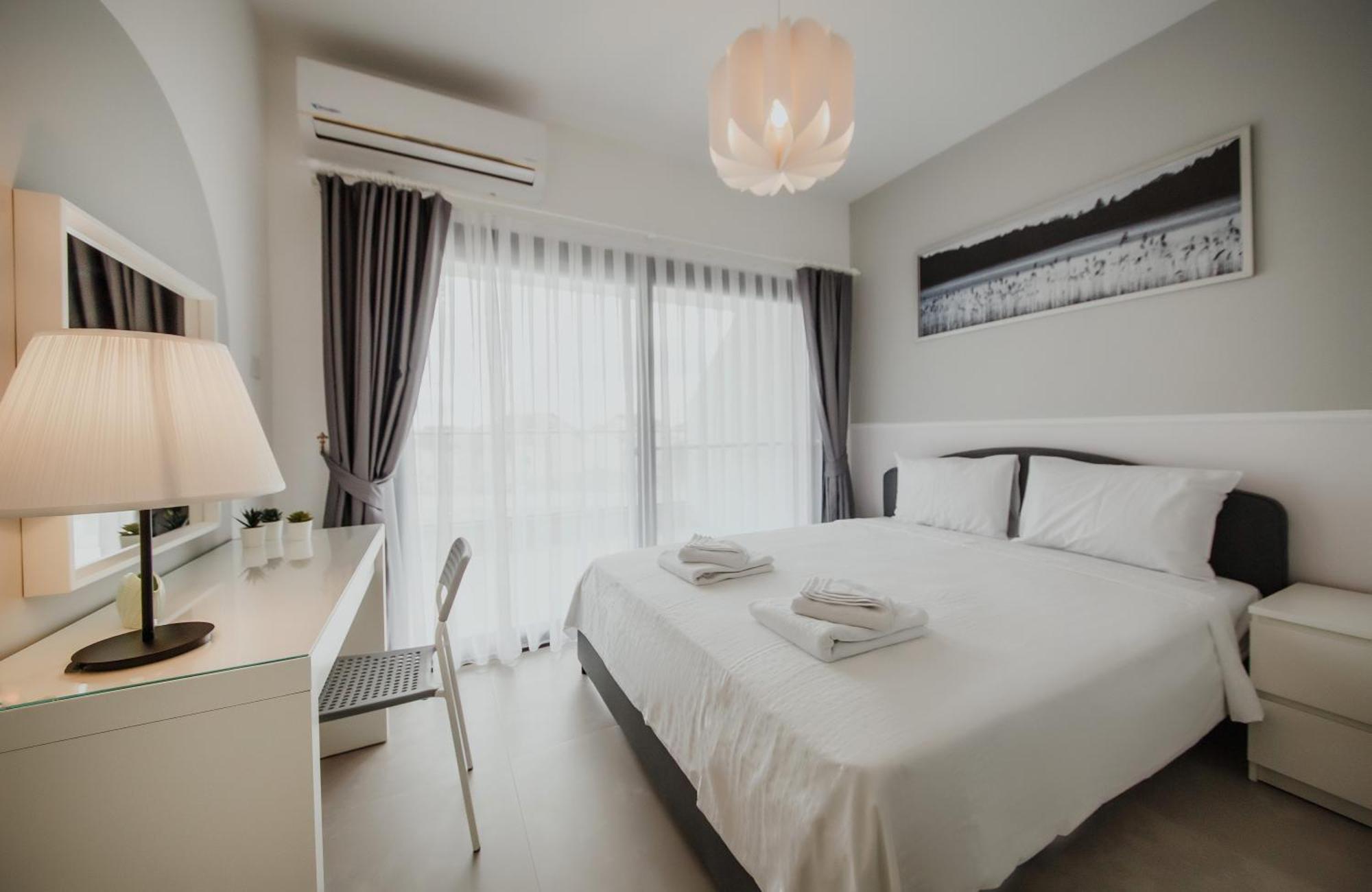 Caesar Blue Seaside Luxury