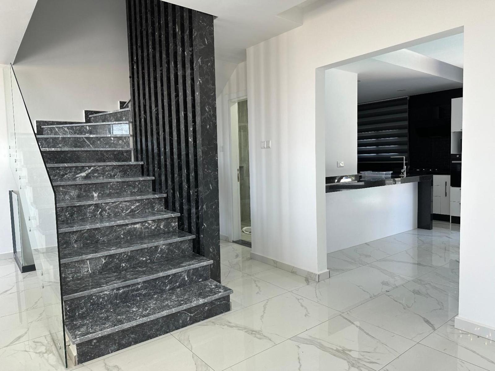 Villa Iskele Bahceler De Kiralik Triplex Havuzlu Luks Trikomo