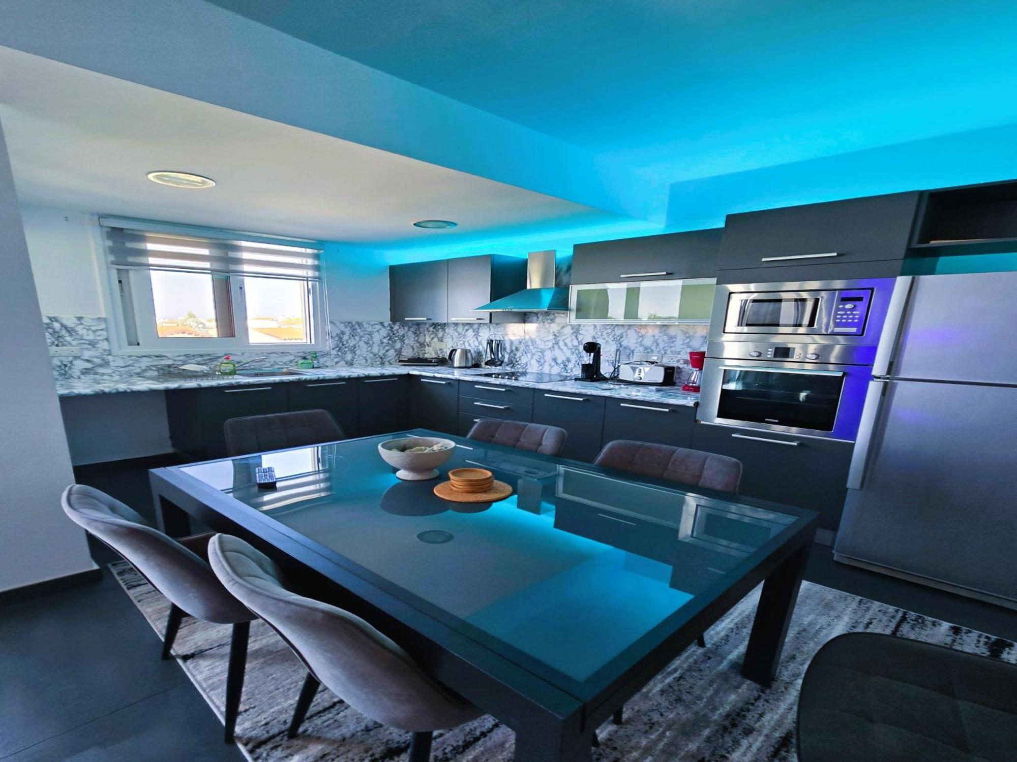 Golden Bay Deluxe Apartment *