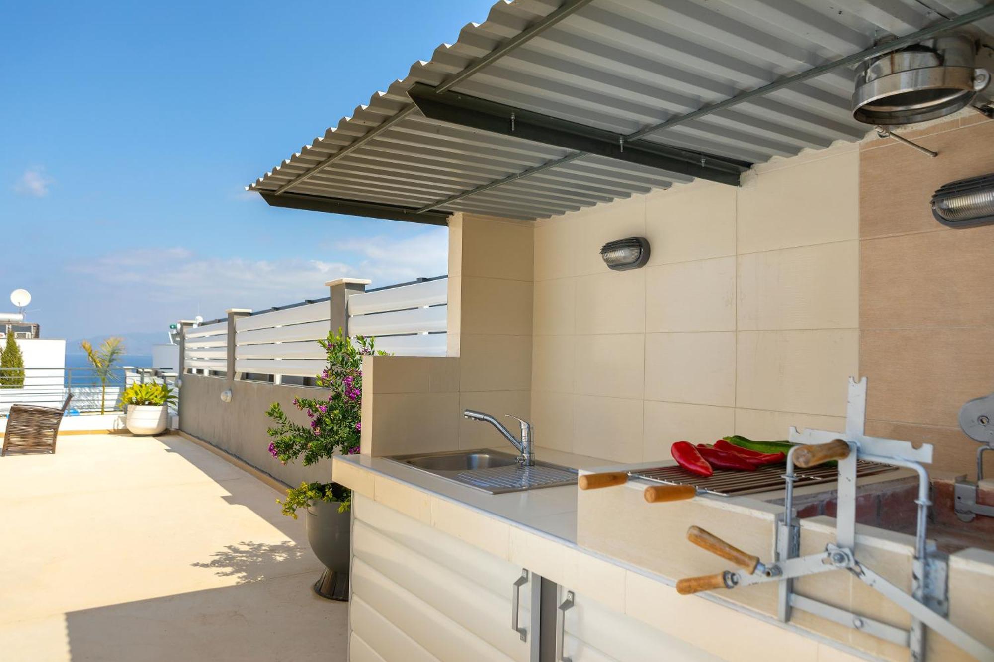 Lenia's Sea View Villa *