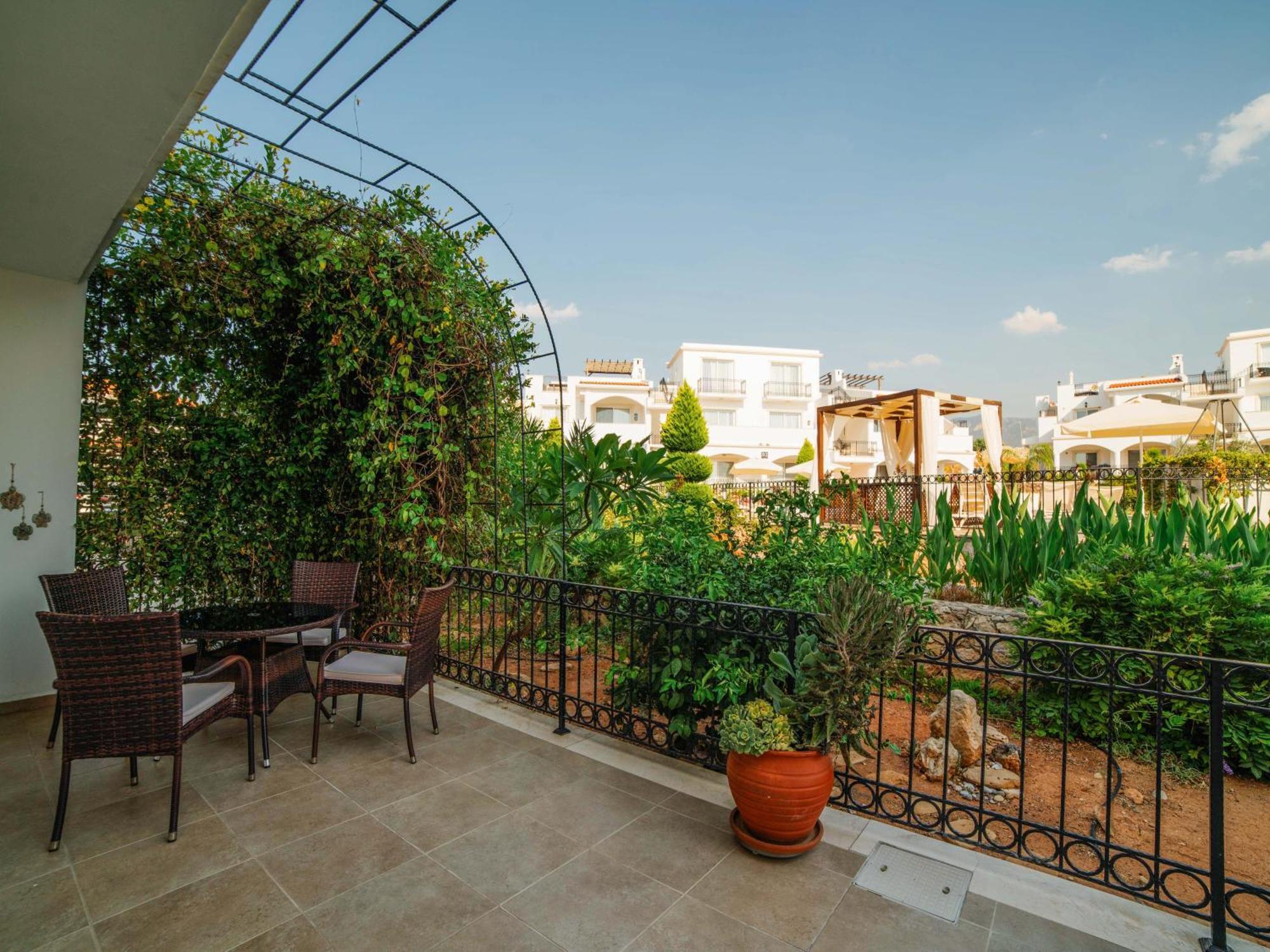Sunny And Family Friendly Directly At The Pool Apartment *