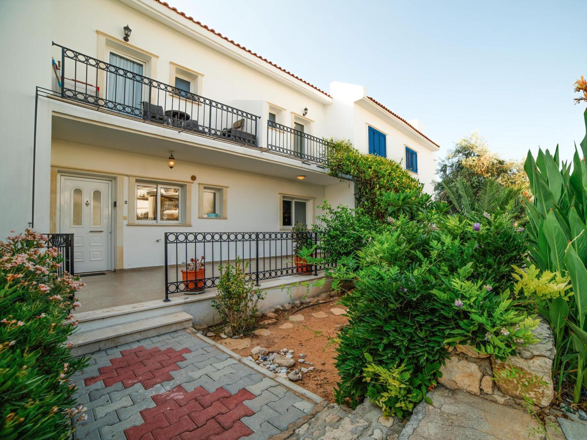 Sunny And Family Friendly Directly At The Pool Agios Georgios (Girne)