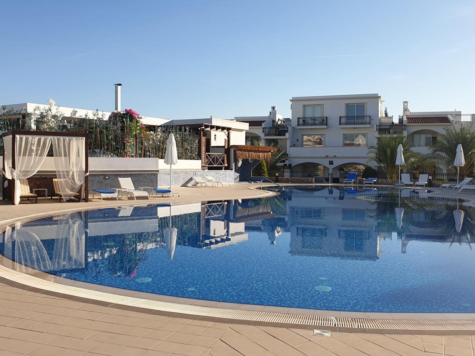 Sunny And Family Friendly Directly At The Pool Agios Georgios (Girne)