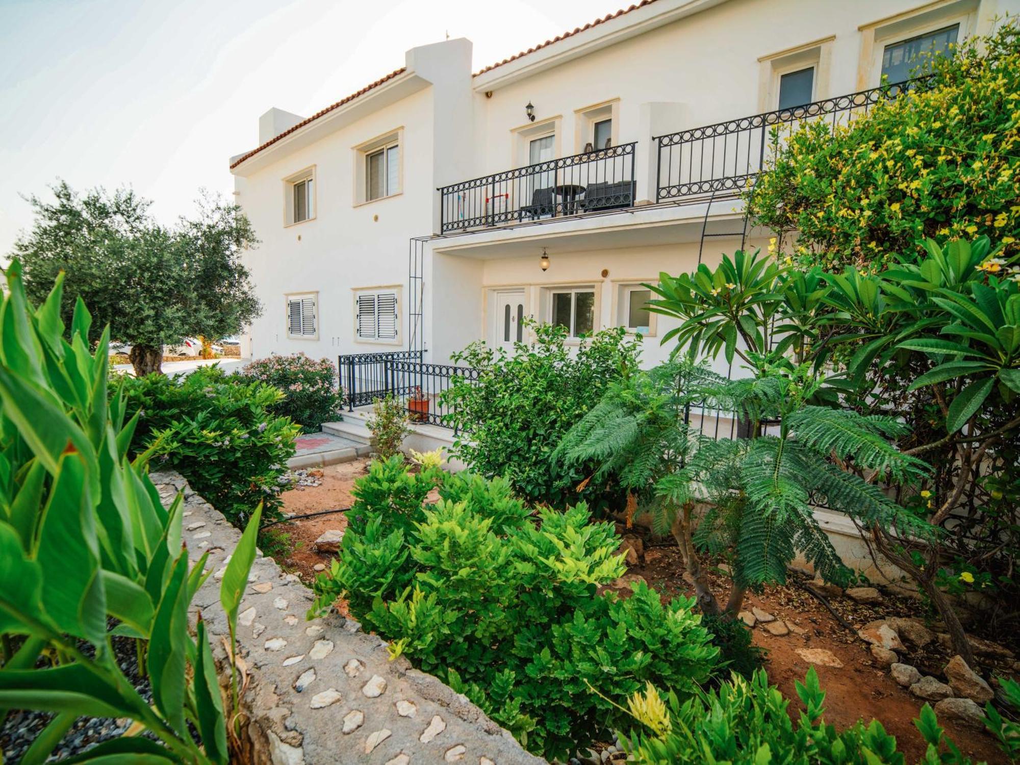 Apartment Sunny And Family Friendly Directly At The Pool Agios Georgios (Girne)