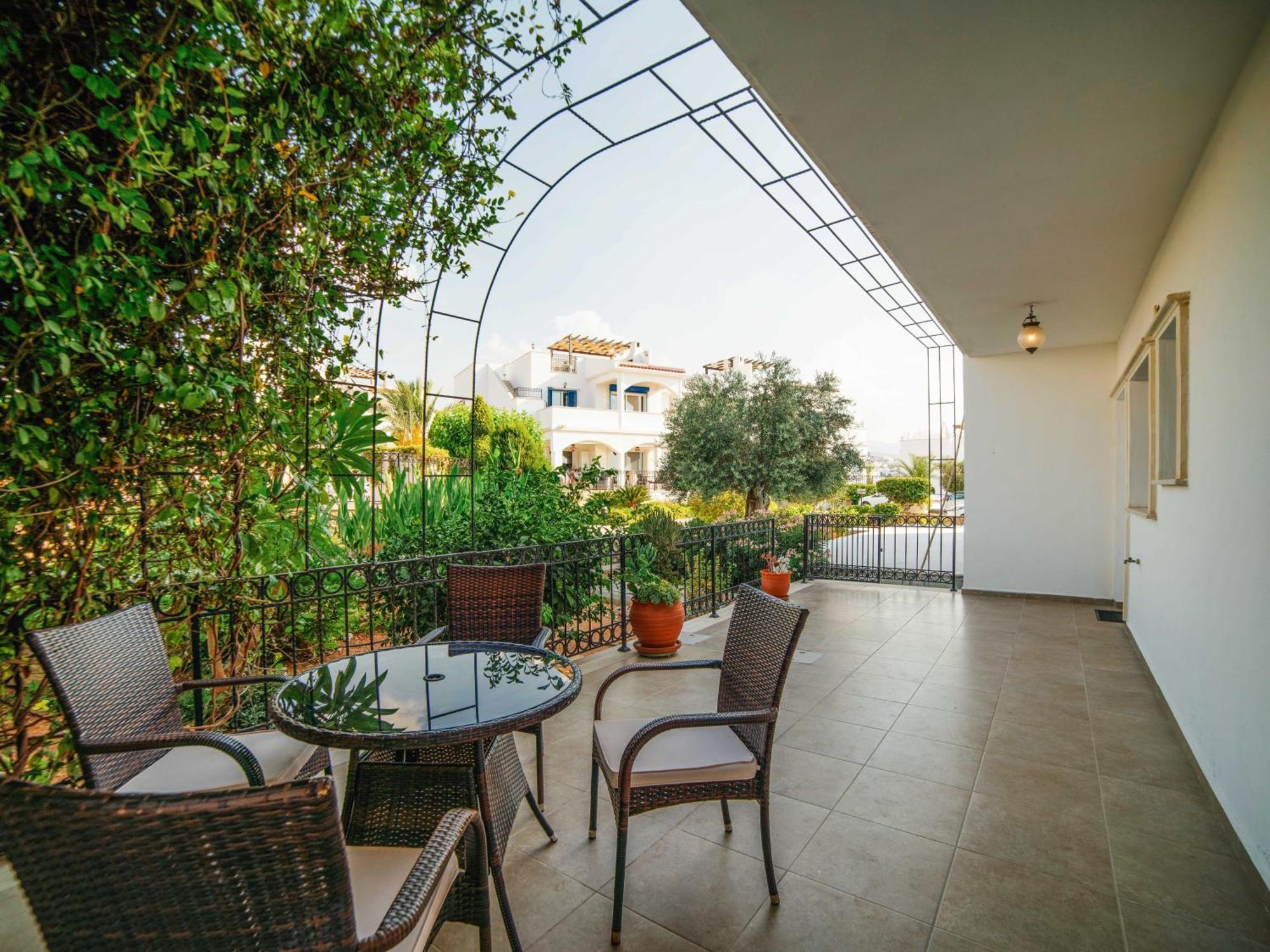 Sunny And Family Friendly Directly At The Pool Apartment *