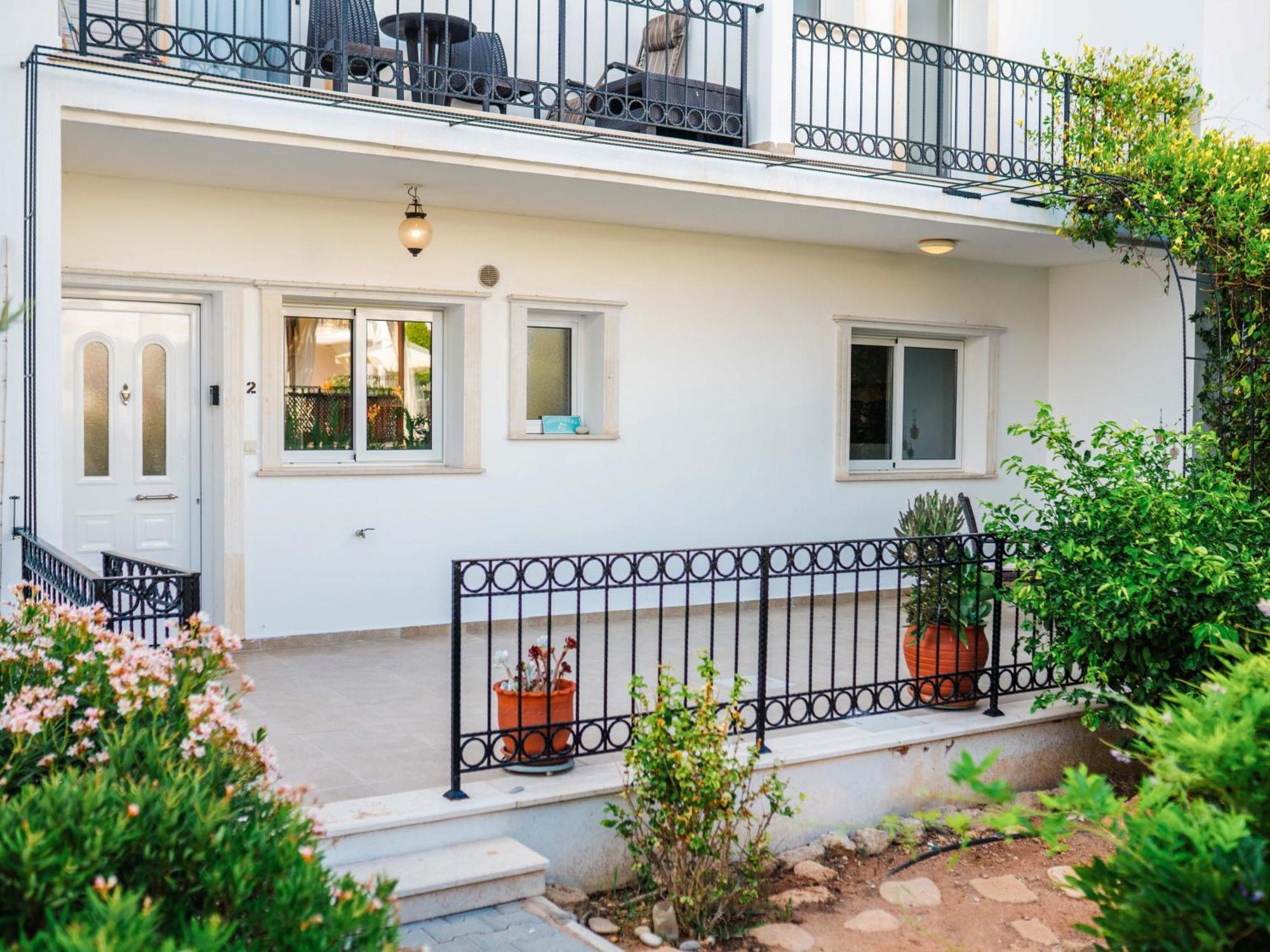 Apartment Sunny And Family Friendly Directly At The Pool Agios Georgios (Girne)