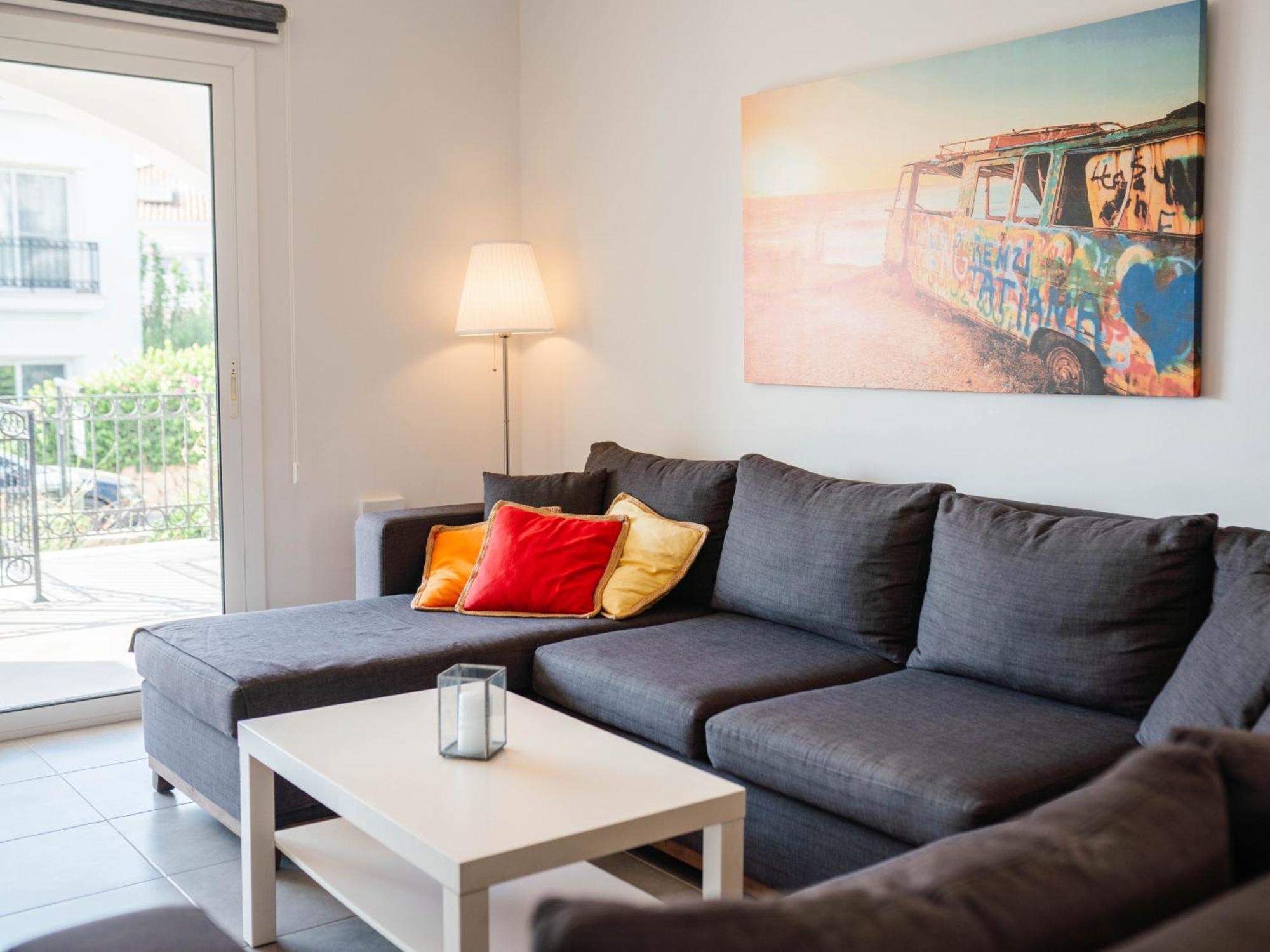 Sunny And Family Friendly Directly At The Pool Apartment