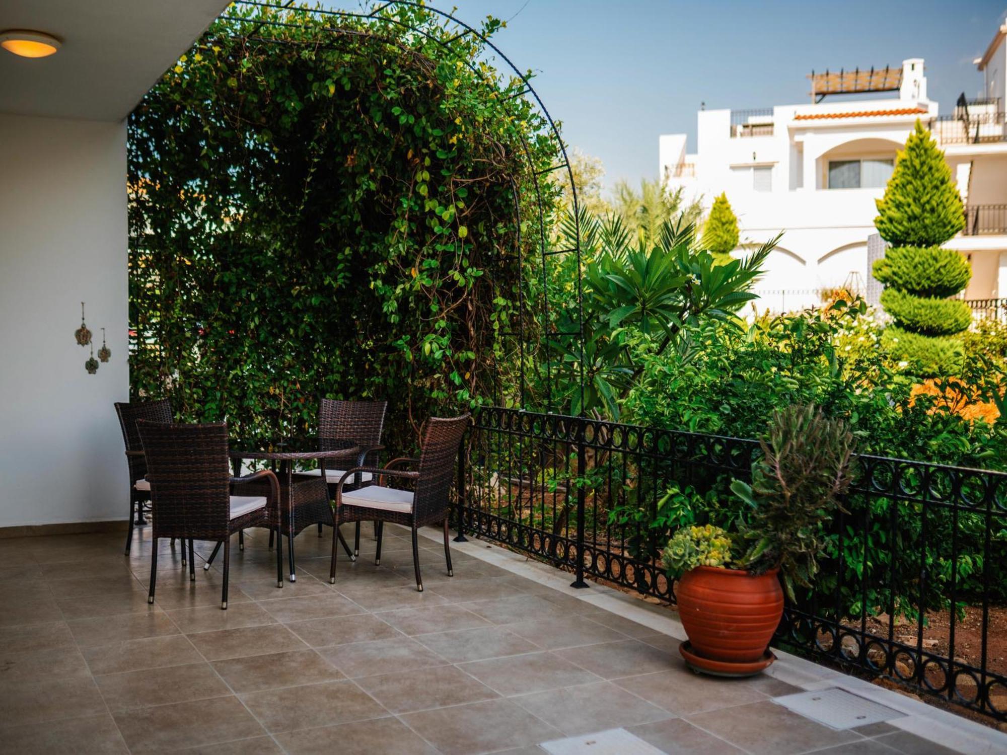Sunny And Family Friendly Directly At The Pool Apartment Agios Georgios (Girne)