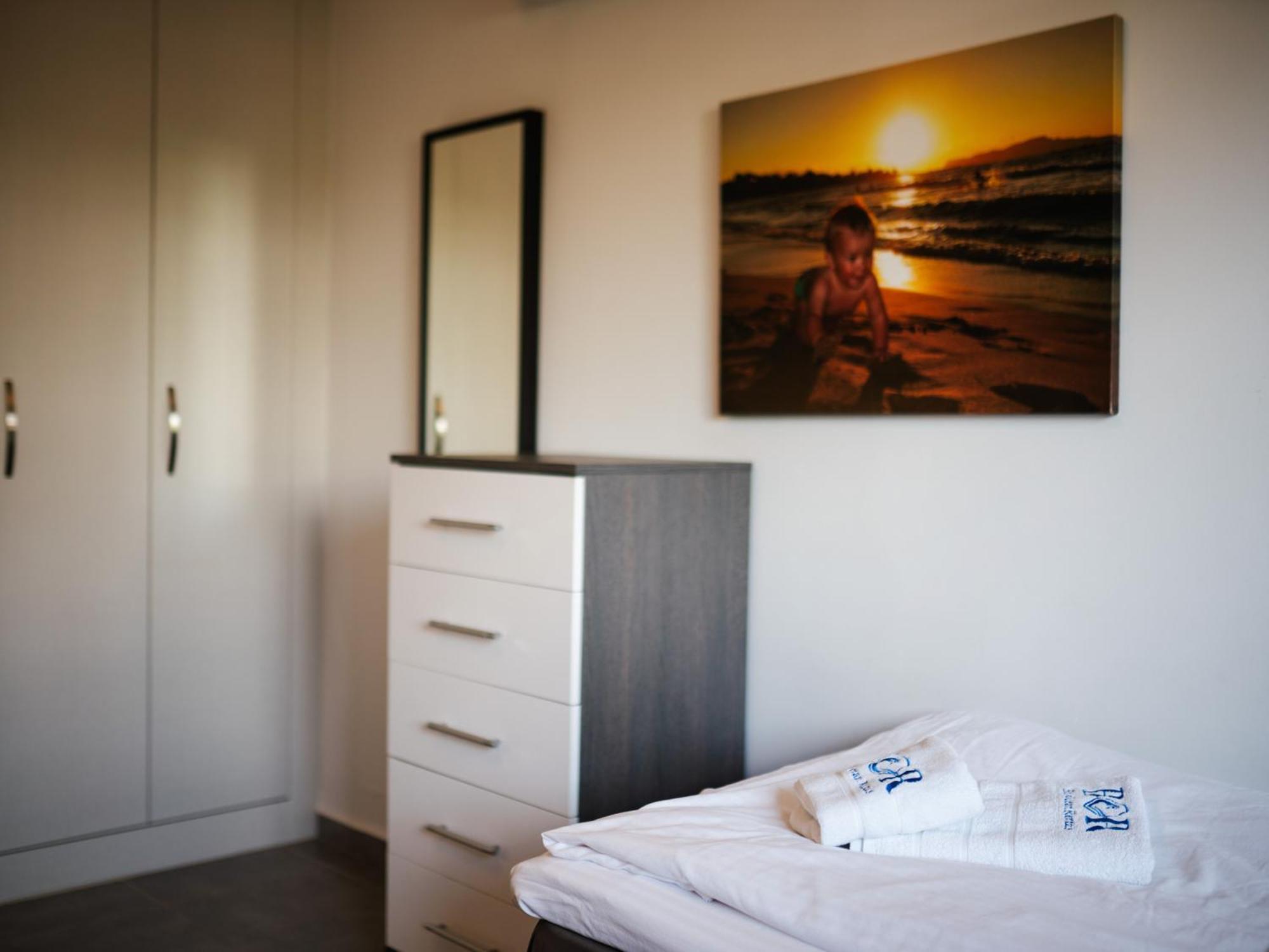 Sunny And Family Friendly Directly At The Pool Apartment *