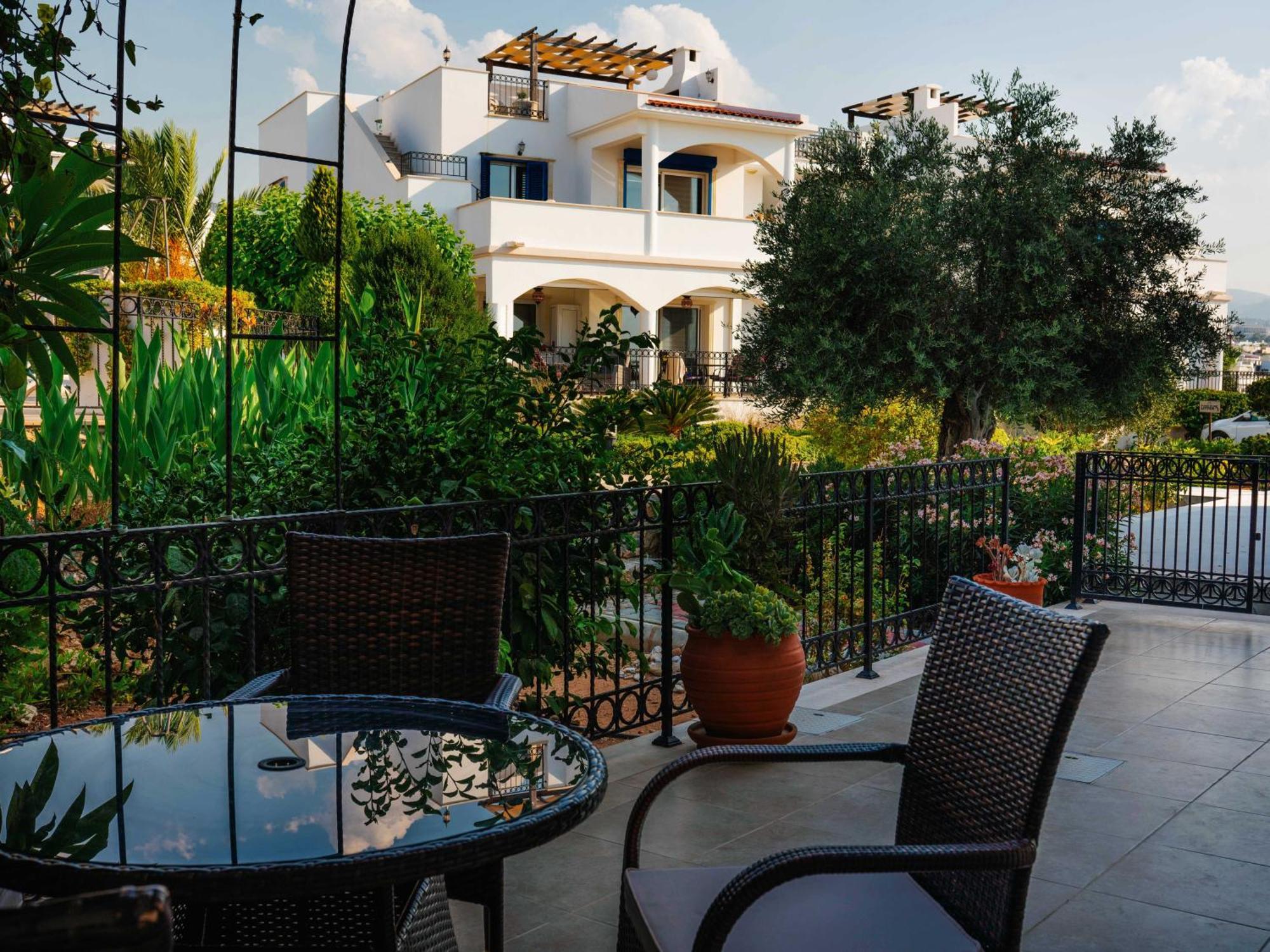 Sunny And Family Friendly Directly At The Pool Apartment Agios Georgios (Girne)