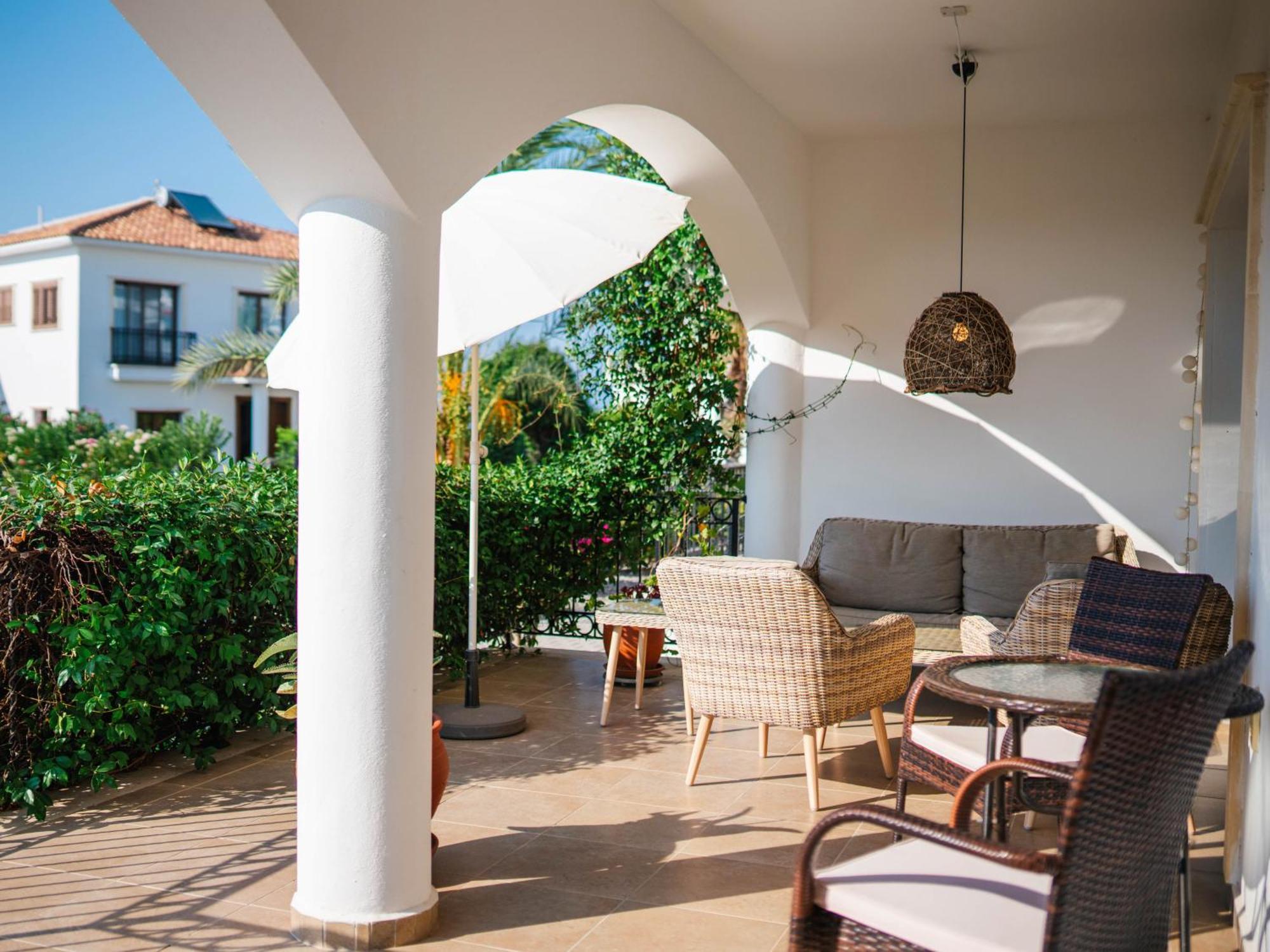 Sunny And Family Friendly Directly At The Pool Apartment