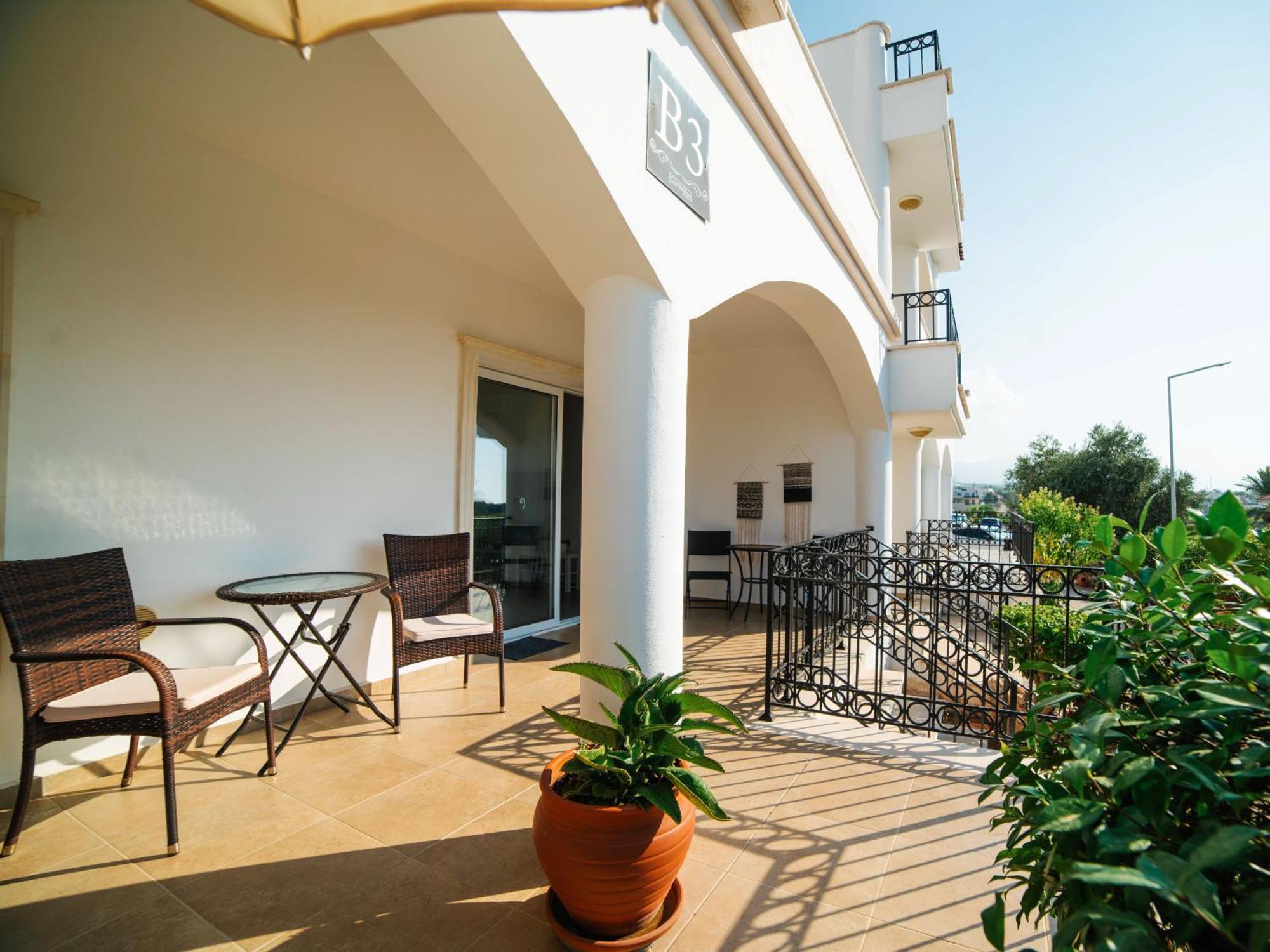Sunny And Family Friendly Directly At The Pool Apartment Agios Georgios (Girne)