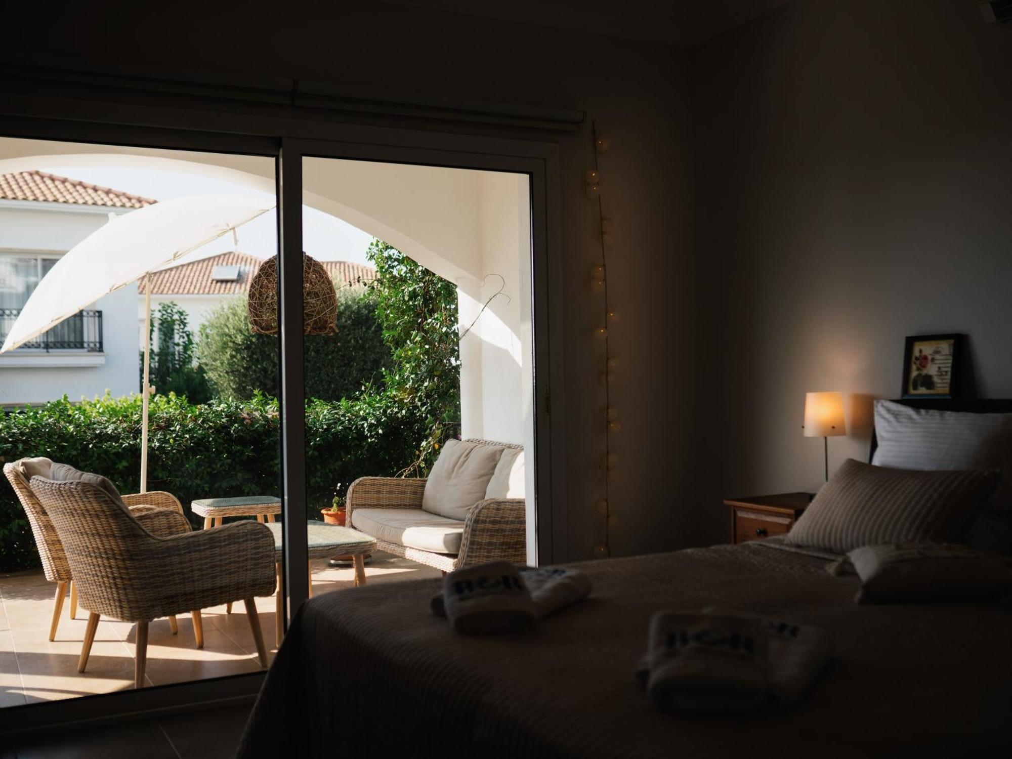 Sunny And Family Friendly Directly At The Pool Agios Georgios (Girne)