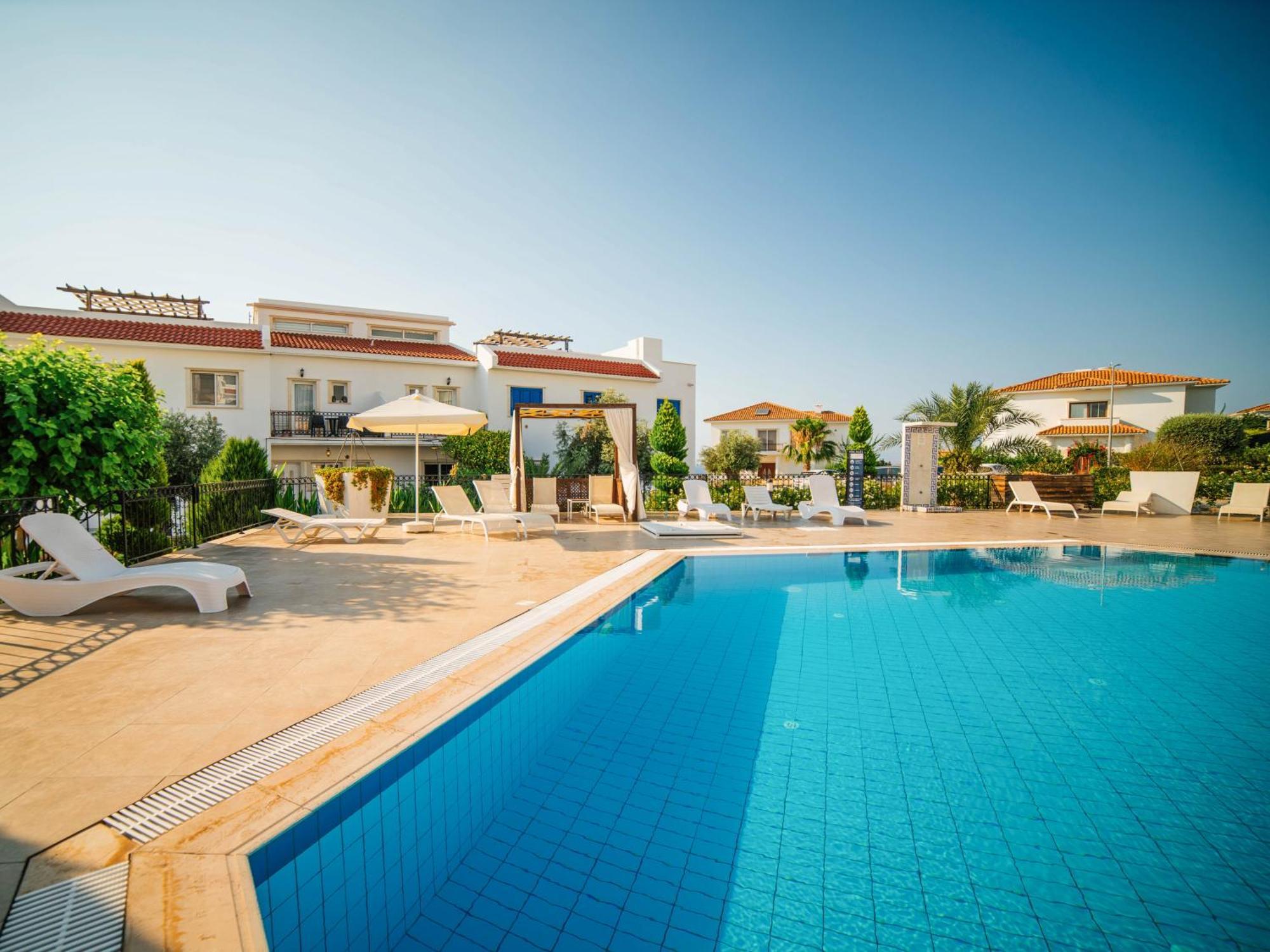 Sunny And Family Friendly Directly At The Pool Apartment *