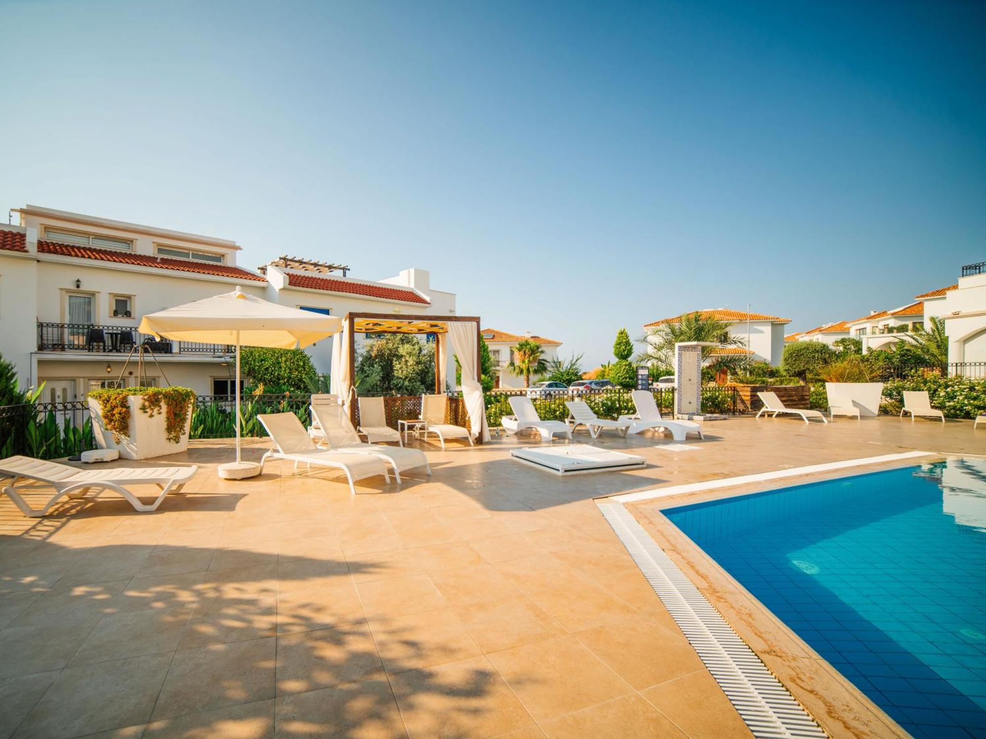Sunny And Family Friendly Directly At The Pool *