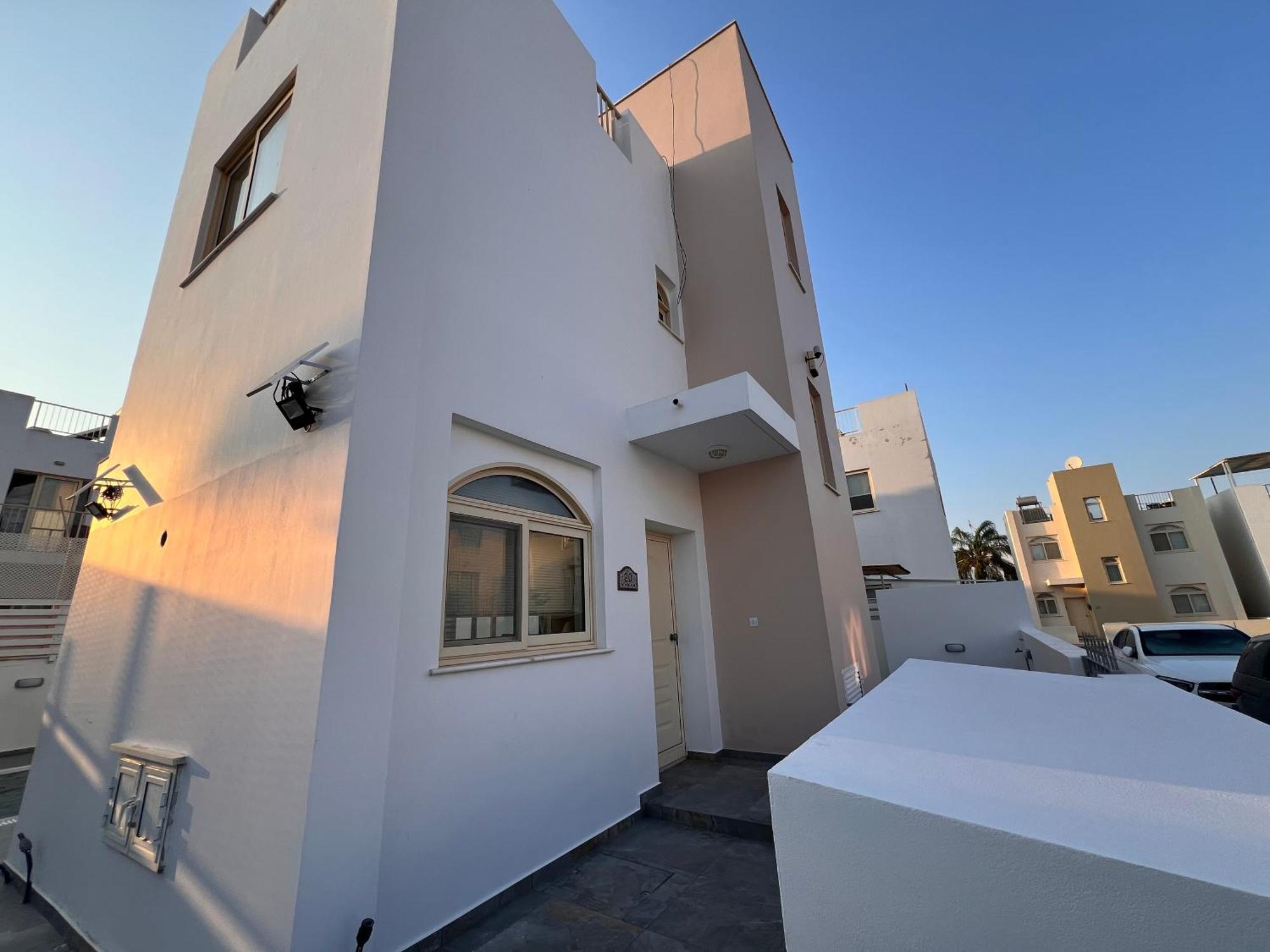 La Villa Paralimni
