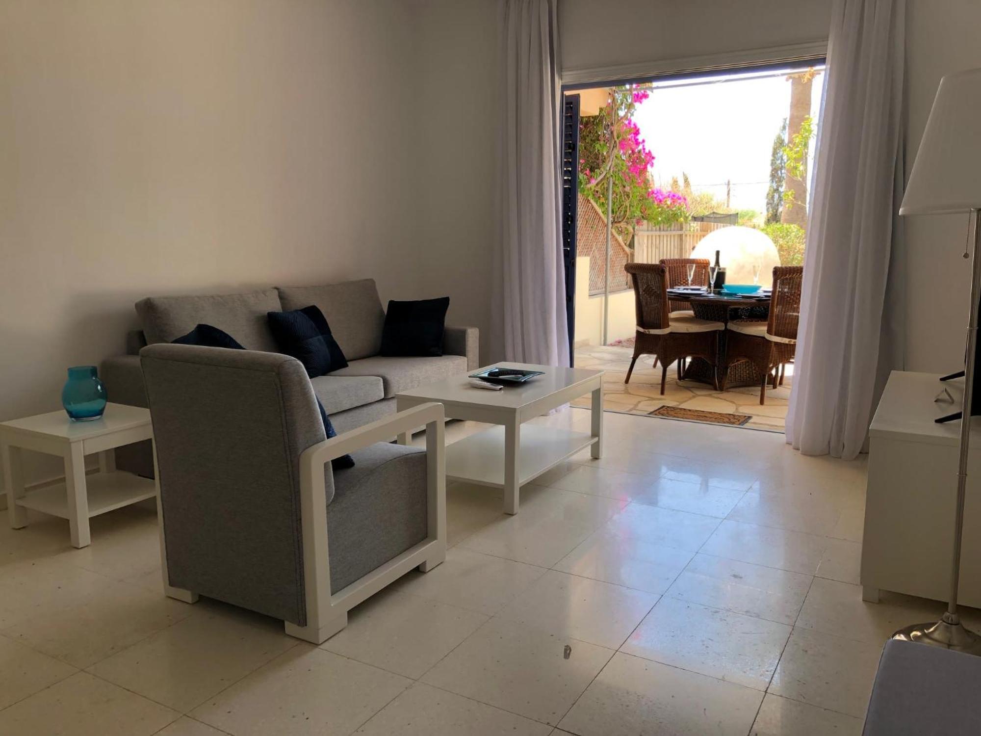 Regina Gardens - Modern 2 Bed Maisonette Paphos