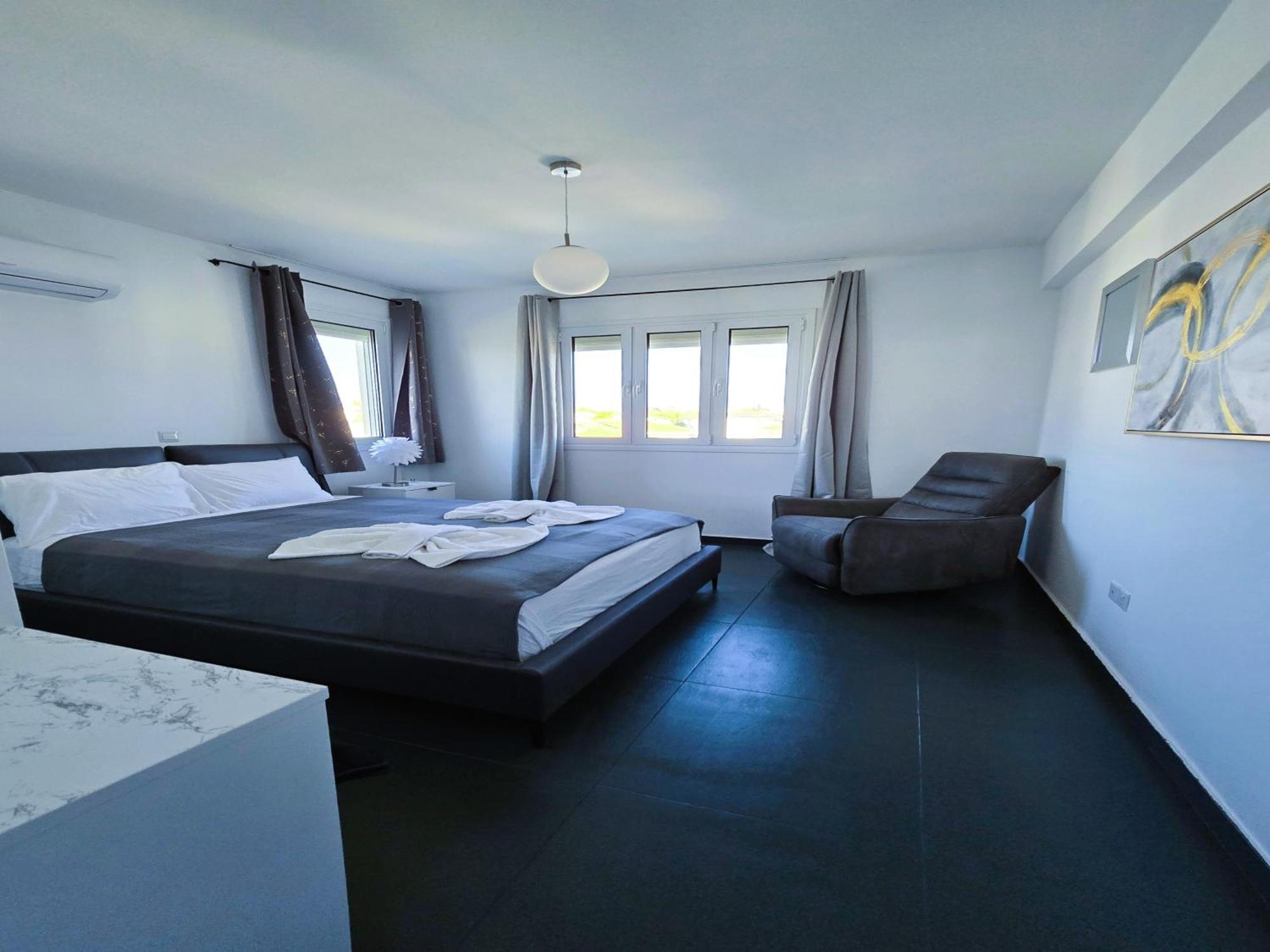 Golden Bay Deluxe Apartment