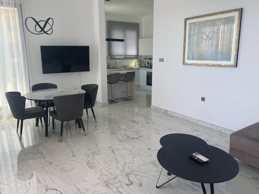 The Address -beachfront 2 Bedroom Apartment *