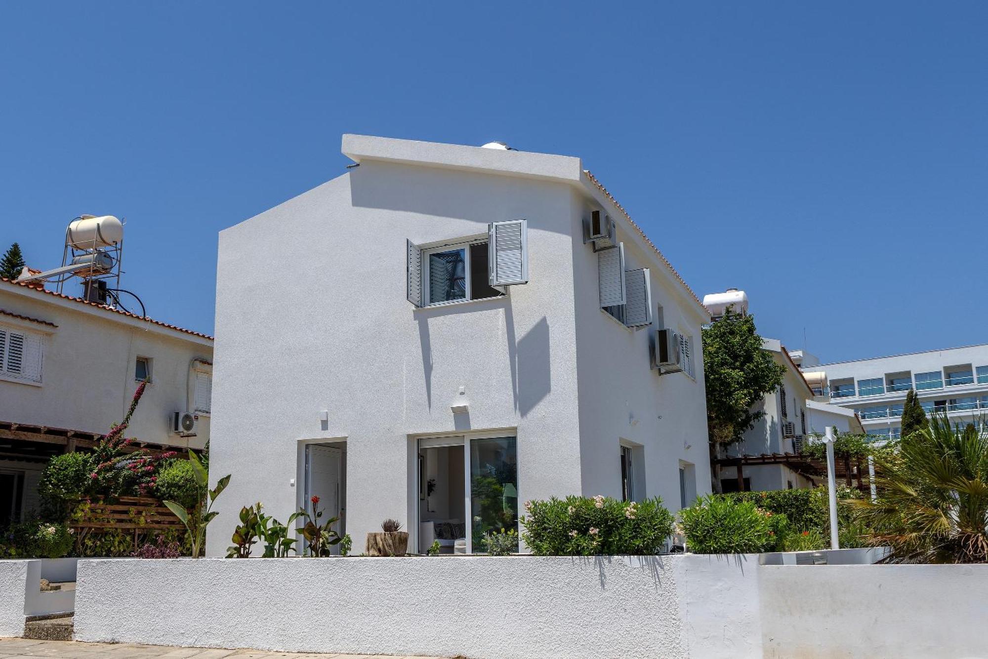 Nisia Seaside Pousada *
