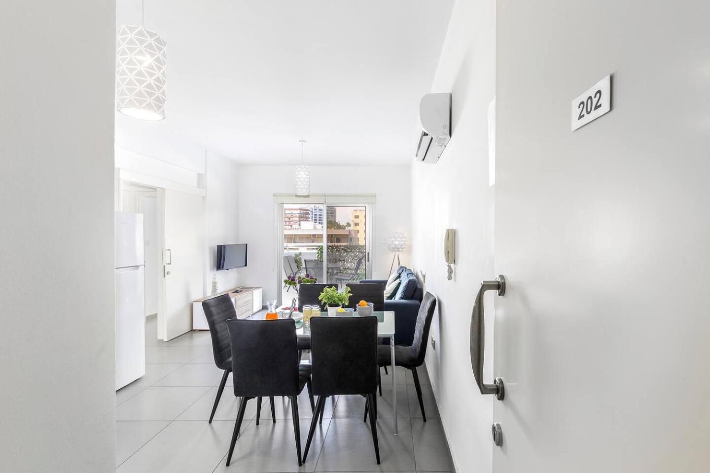 Airbnsea Centre Side Sea View Apartment Larnaca