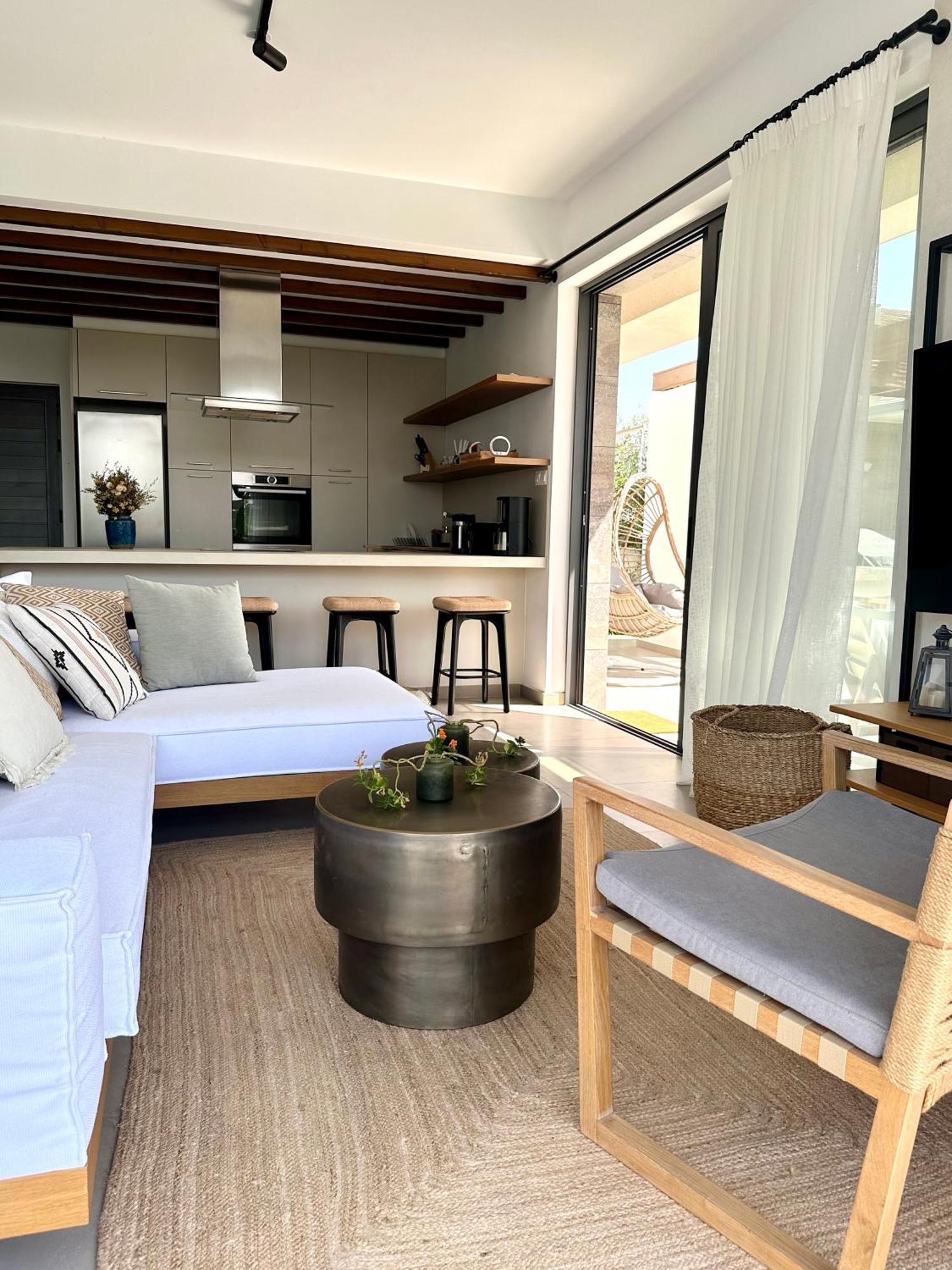 Lora Pearl Luxury *
