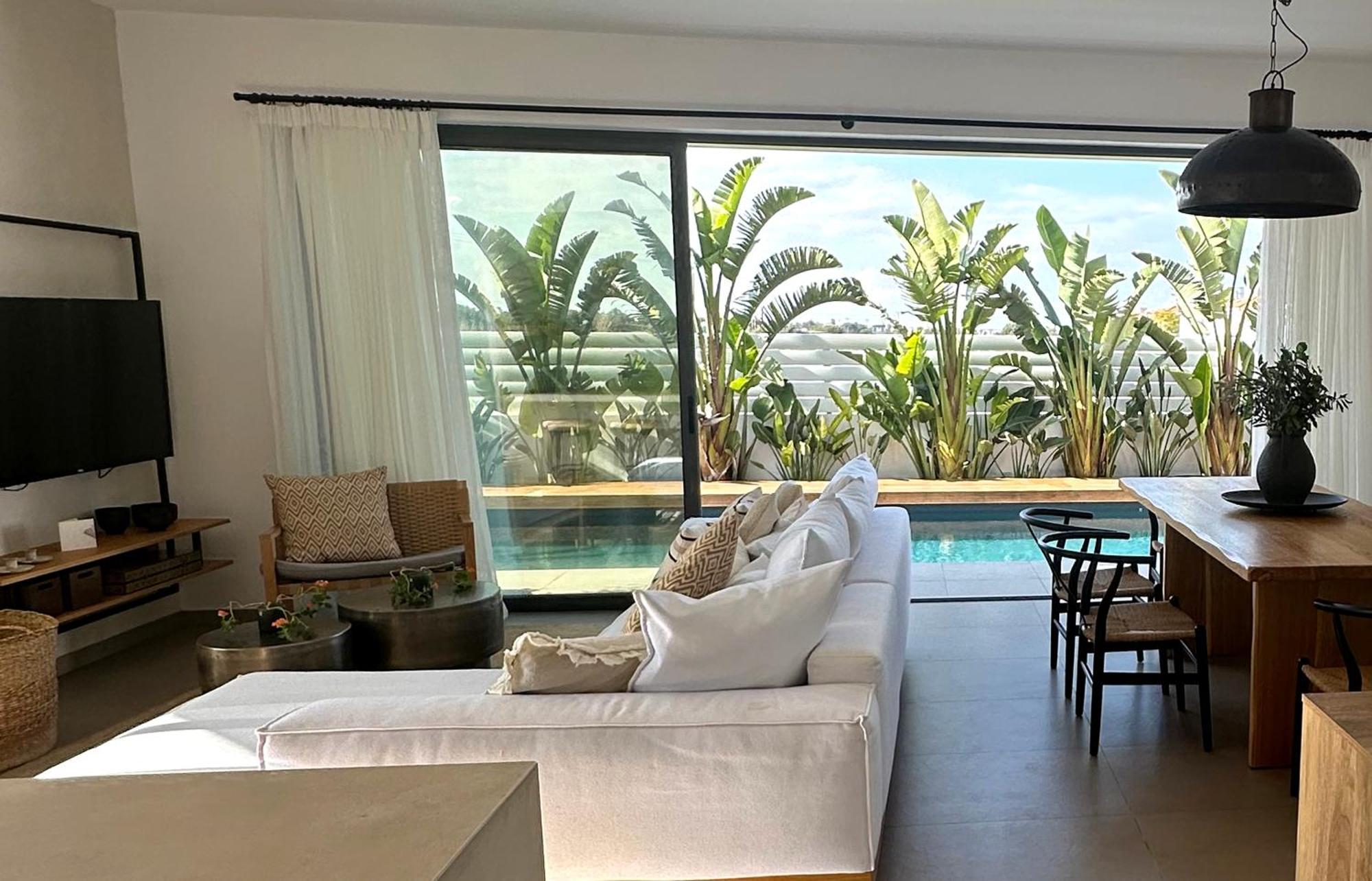 Lora Pearl Luxury