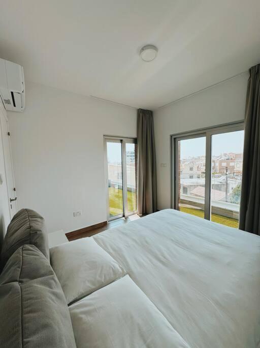 3 Bedroom Penthouse Jacuzzi Seaview Apartment Limassol
