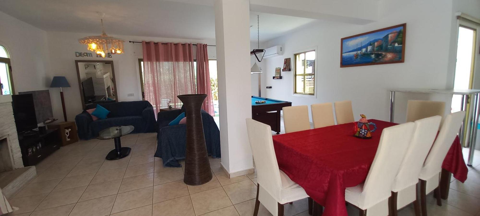 Golden Coast - Trendy 4 Bedroom Villa *