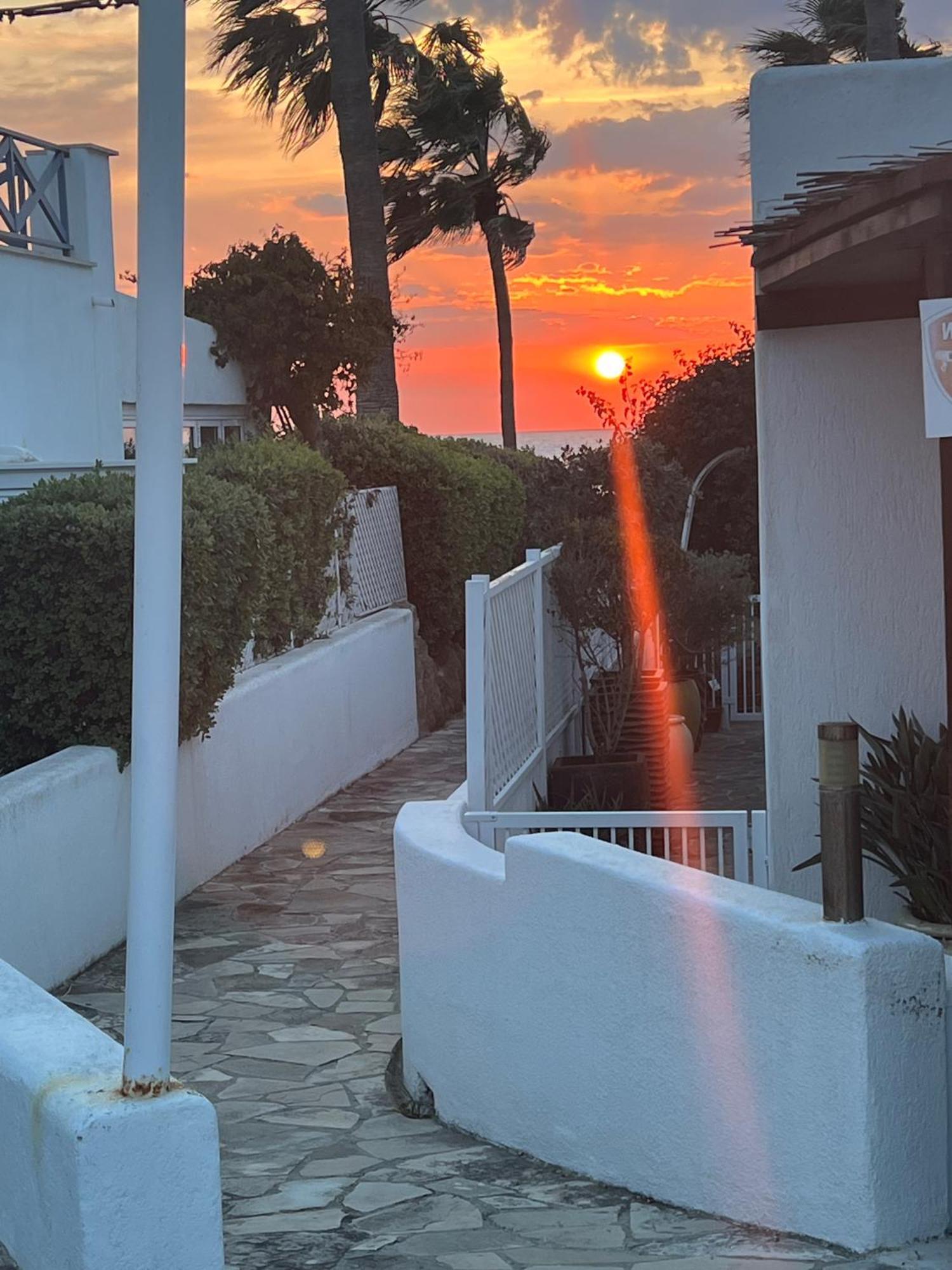 Sunset Deluxe And *