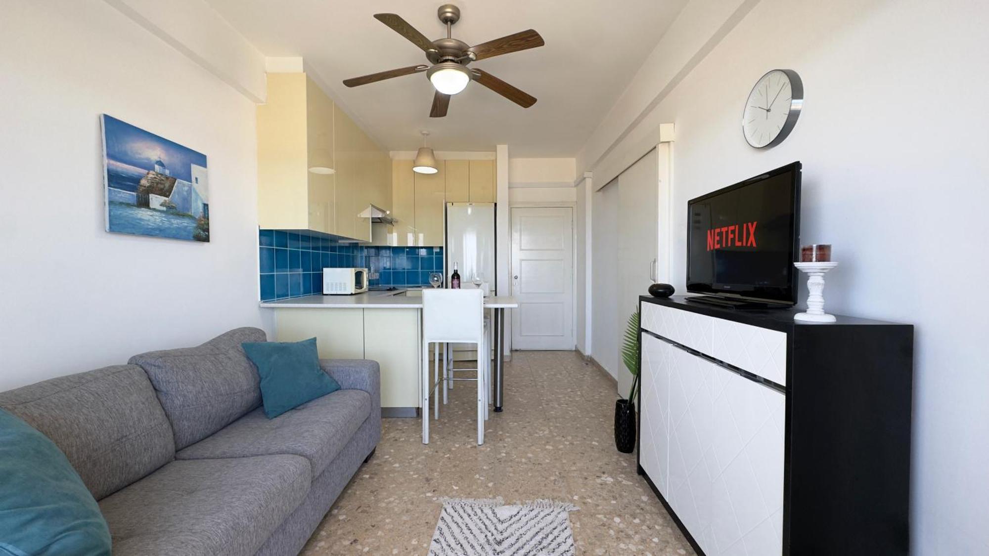 Kolonaki Seaview 1bdr Finikoudes Apartment Larnaca