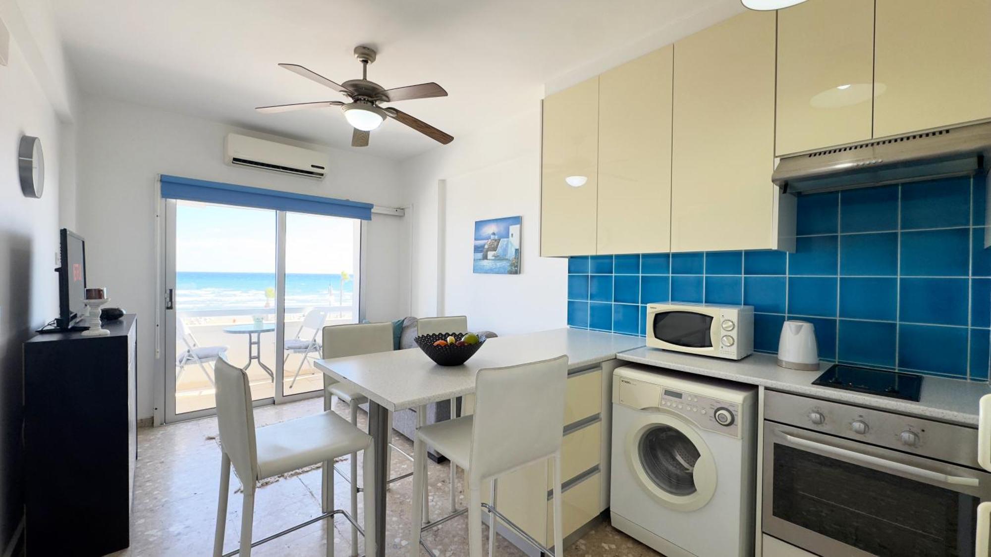 Kolonaki Seaview 1bdr Finikoudes Larnaca
